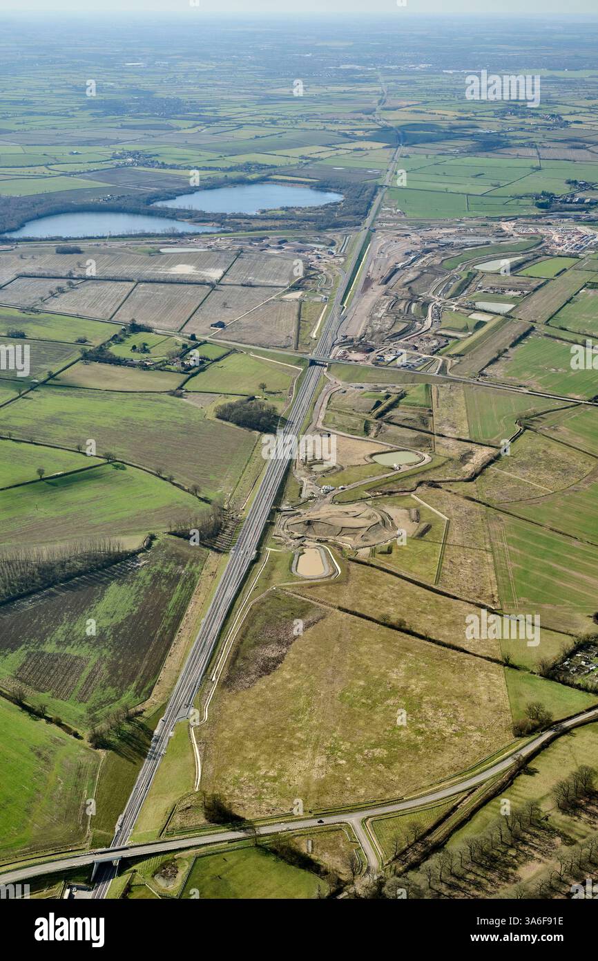 Vista aerea della nuova linea ferroviaria HS2, nel Buckinghamshire, Inghilterra sud-orientale, Regno Unito, che mostra i progressi compiuti e l'intersezione con la ferrovia est/ovest Foto Stock