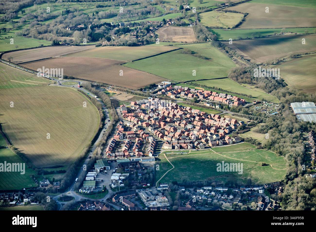 Un nuovo complesso residenziale adiacente alla tangenziale di Buckingham, Inghilterra sud-orientale Foto Stock
