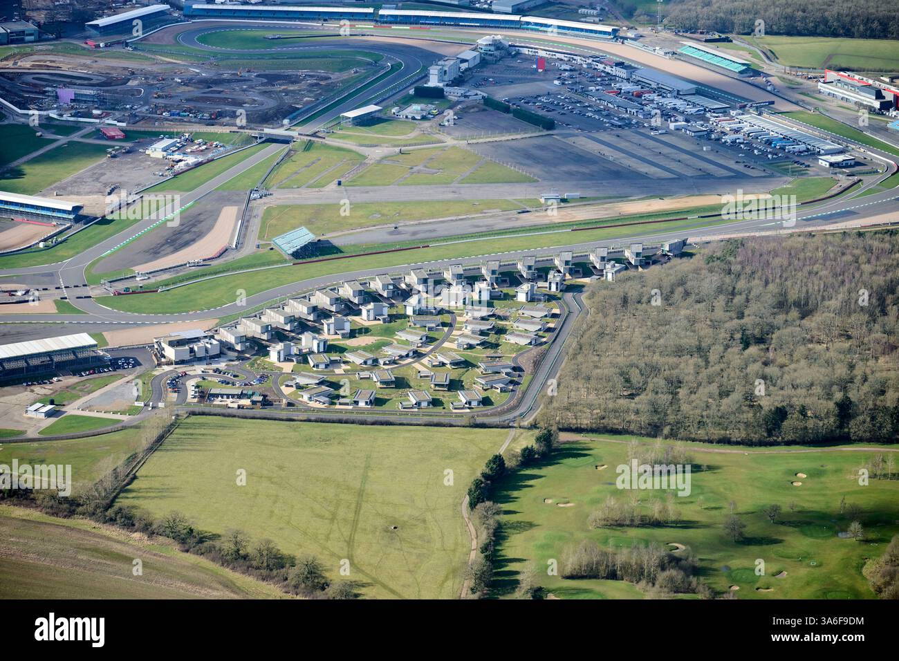 Una vista aerea delle Escapades pernottamento al Silverstone Racing Circuit, Buckinghamshire, Regno Unito Foto Stock