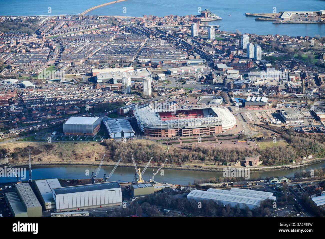 Una veduta aerea della citta' di Sunderland e dello Stadio della luce, dello Stadio di calcio, del Nord Est dell'Inghilterra, Regno Unito Foto Stock