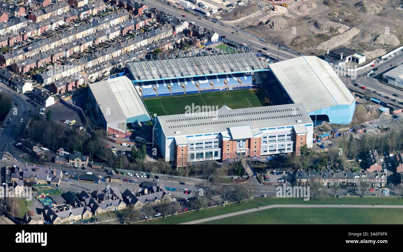 Un tiro al drone dell'Hillsborough Football Ground, sede dello Sheffield Wednesday FC, South Yorkshire, Inghilterra settentrionale, Regno Unito Foto Stock