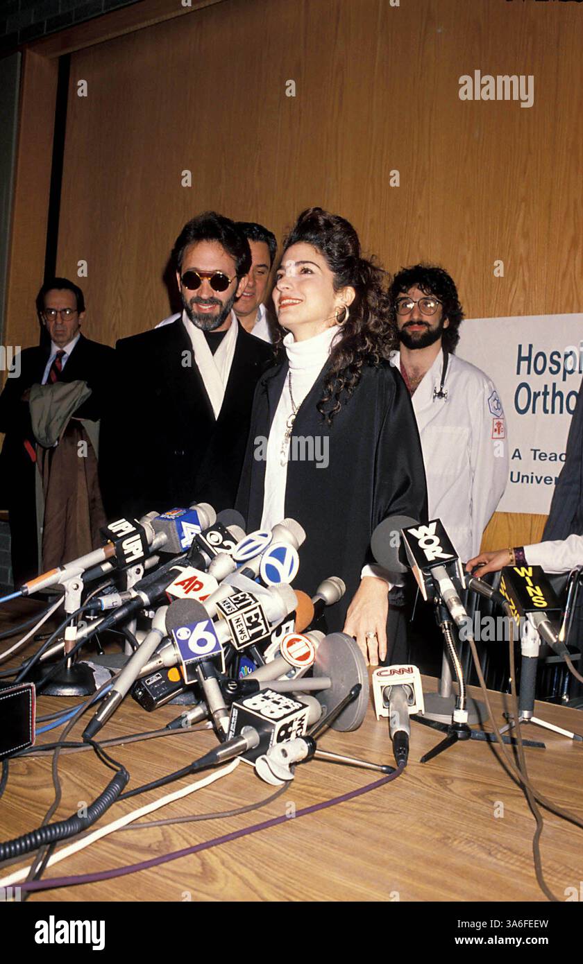 26 aprile, 2011 - F9689 . GLORIA ESTEFAN IN SEDIA A ROTELLE TIENE UNA CONFERENZA STAMPA SULL'INCIDENTE DELL'AUTOBUS DURANTE IL SUO TOUR. MICHAEL FERGUSON/ 1990.GLORIA ESTEFAN E MARITO EMILIO ESTEFAN(immagine di credito: © Globe Photos/ZUMAPRESS.com) Foto Stock