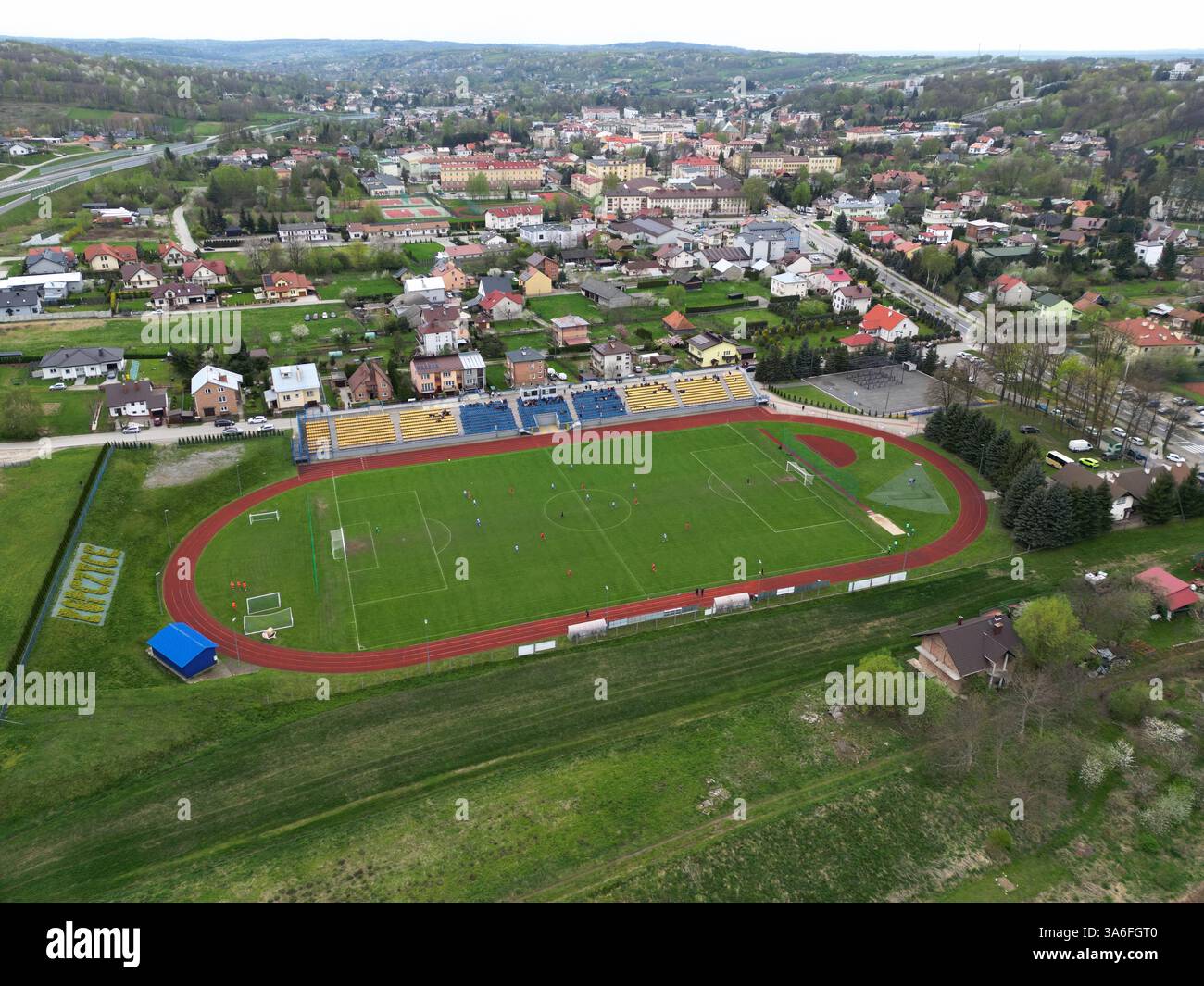 ROPCZYCE, POLONIA – 6 APRILE 2024: Veduta aerea di uno stadio di calcio locale di Błekitni Ropczyce, catturato dal drone. Foto Stock