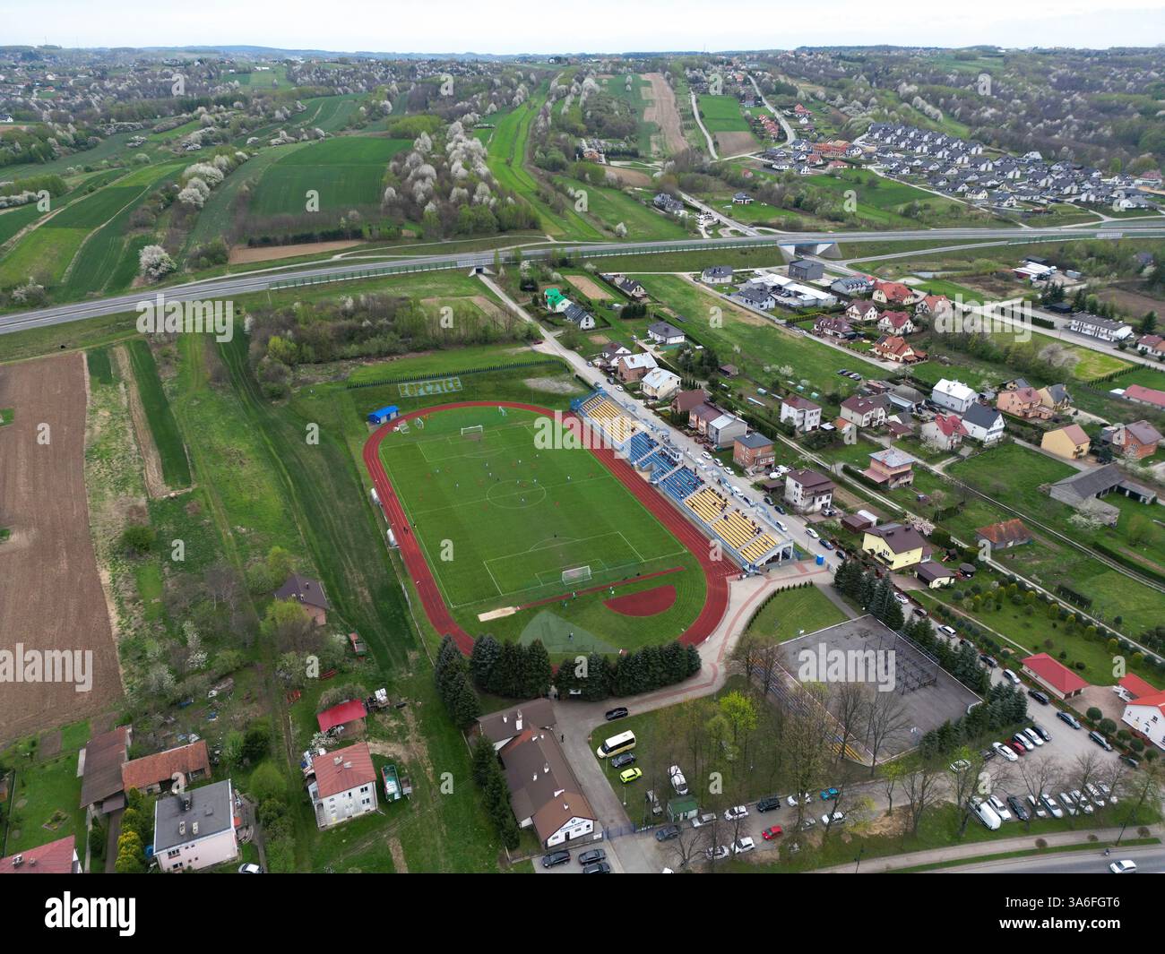 ROPCZYCE, POLONIA – 6 APRILE 2024: Veduta aerea di uno stadio di calcio locale di Błekitni Ropczyce, catturato dal drone. Foto Stock
