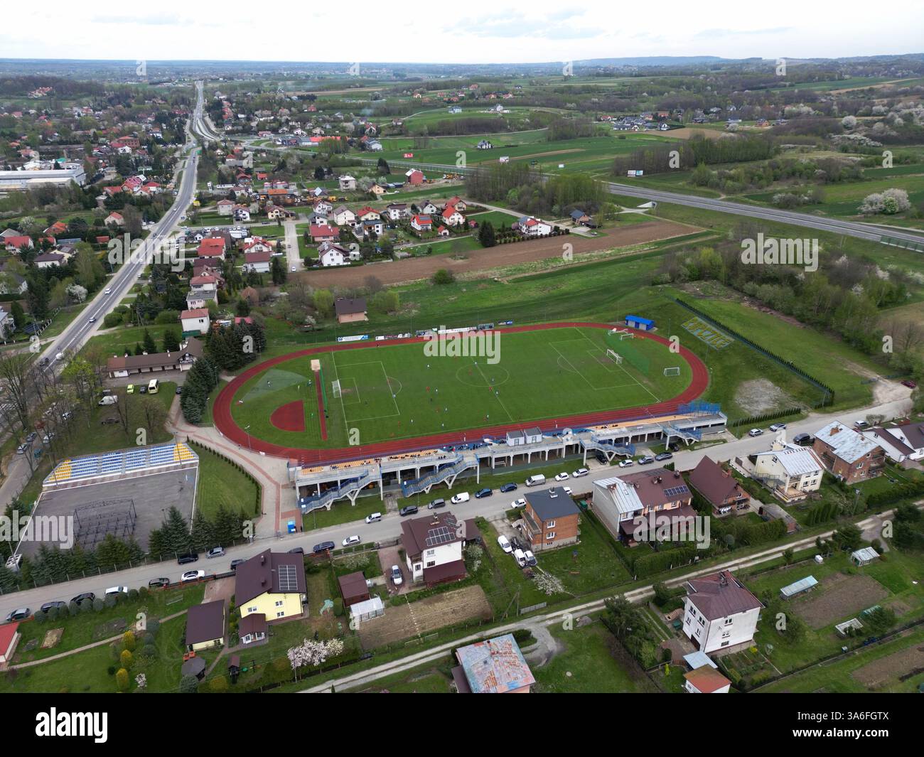 ROPCZYCE, POLONIA – 6 APRILE 2024: Veduta aerea di uno stadio di calcio locale di Błekitni Ropczyce, catturato dal drone. Foto Stock