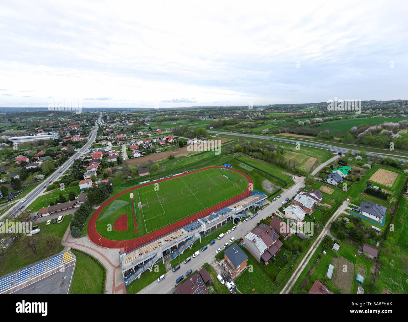 ROPCZYCE, POLONIA – 6 APRILE 2024: Veduta aerea di uno stadio di calcio locale di Błekitni Ropczyce, catturato dal drone. Foto Stock