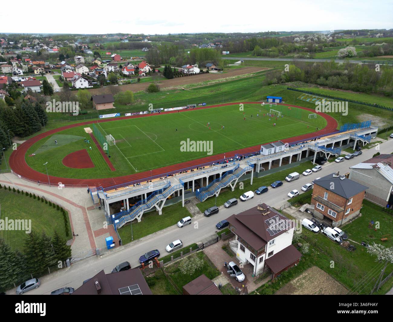 ROPCZYCE, POLONIA – 6 APRILE 2024: Veduta aerea di uno stadio di calcio locale di Błekitni Ropczyce, catturato dal drone. Foto Stock