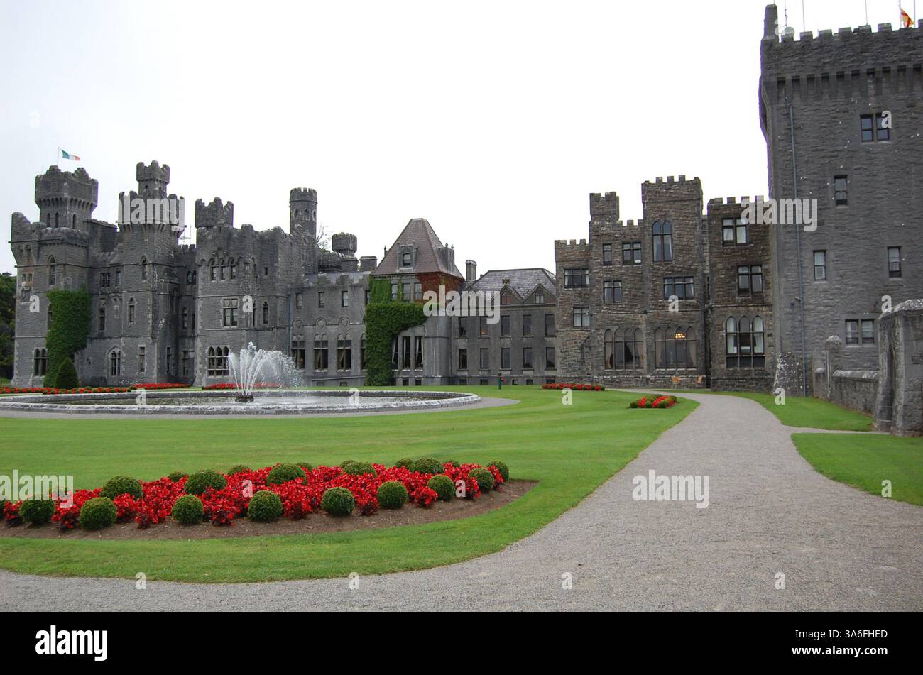 2 settembre 2013 - IRL - Ashford Castle nell'Irlanda occidentale è ora un hotel a cinque stelle con sala da pranzo e bar. L'imponente edificio torrefatto fa da sfondo a un'esperienza di falconeria. (Immagine di credito: © Karen Lundegaard/MCT/ZUMA Wire) Foto Stock