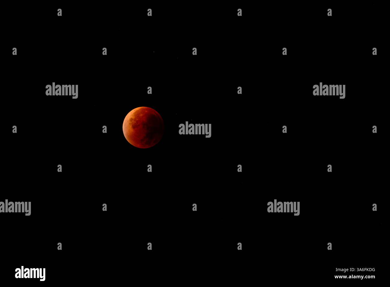 Luna rossa da Bustarviejo, Madrid, Spagna Foto Stock