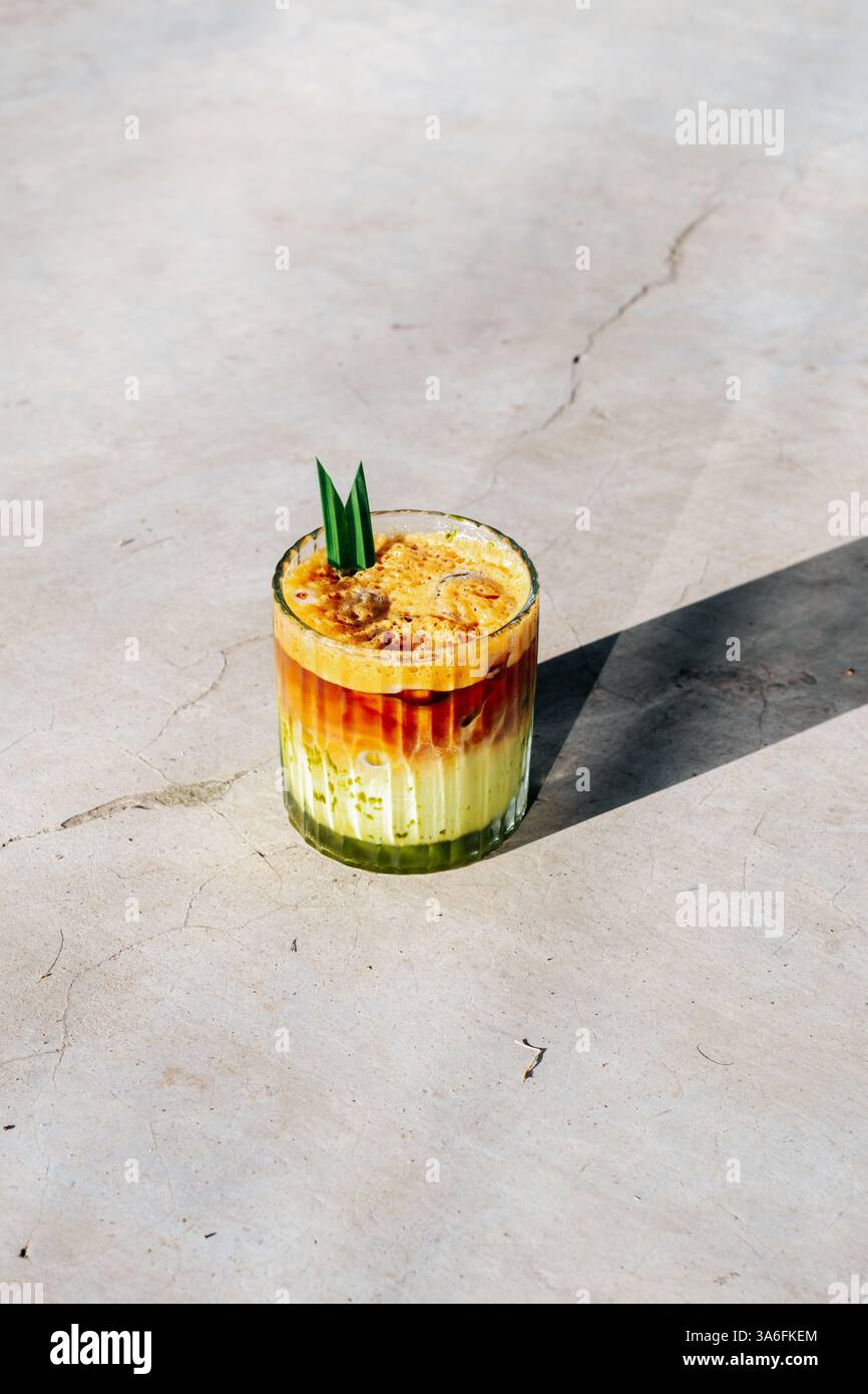 Caffè freddo con sciroppo di matcha Foto Stock Caffè freddo con sciroppo di matcha Foto Stock