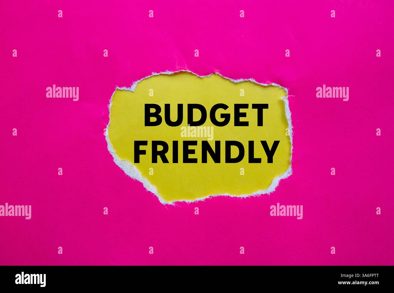 Messaggio economico scritto su carta rosa strappata su sfondo giallo. Simbolo di budget concettuale. Copia spazio. Foto Stock