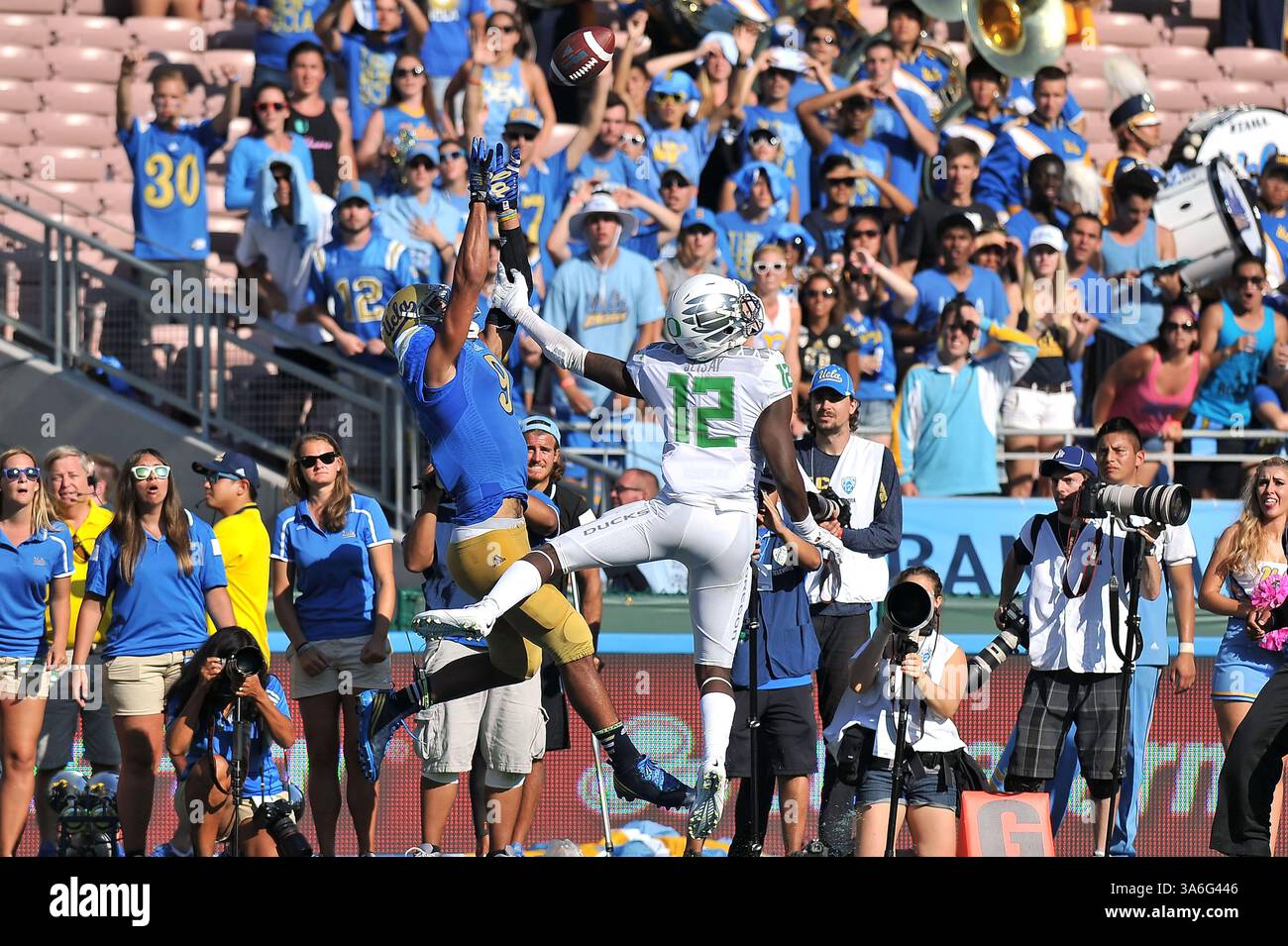 11 ottobre 2014 Pasadena, CA. Il wide receiver degli UCLA Bruins Jordan Payton #9 riceve il passaggio da touchdown da 25 yard sul defensive back degli Oregon Ducks Chris Seisay #12 nel quarto periodo in azione durante la partita di football NCAA tra gli Oregon Ducks e gli UCLA Bruins al Rose Bowl di Pasadena, California..gli Oregon Ducks sconfiggono gli UCLA Bruins 42-30.Louis Lopez/CSM(Credit Image: © Louis Lopez/Cal Sport Media/ZUMAPRESS.com) Foto Stock