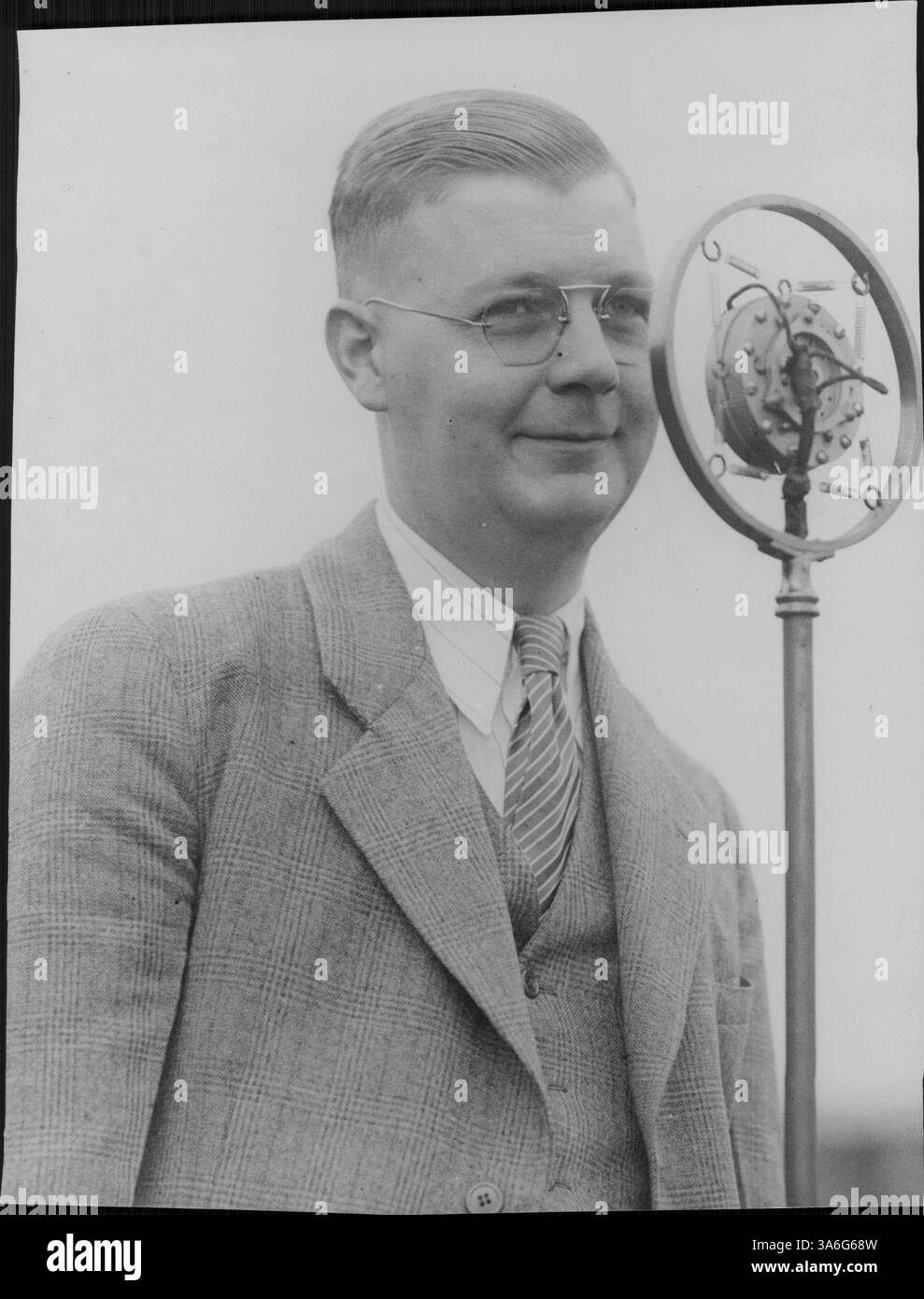 Fred Laws, un annunciatore radiofonico della WCCO, trasmetterà in diretta dalla fiera dello stato del Minnesota, coprendo gli eventi e fornendo aggiornamenti agli ascoltatori. Foto Stock