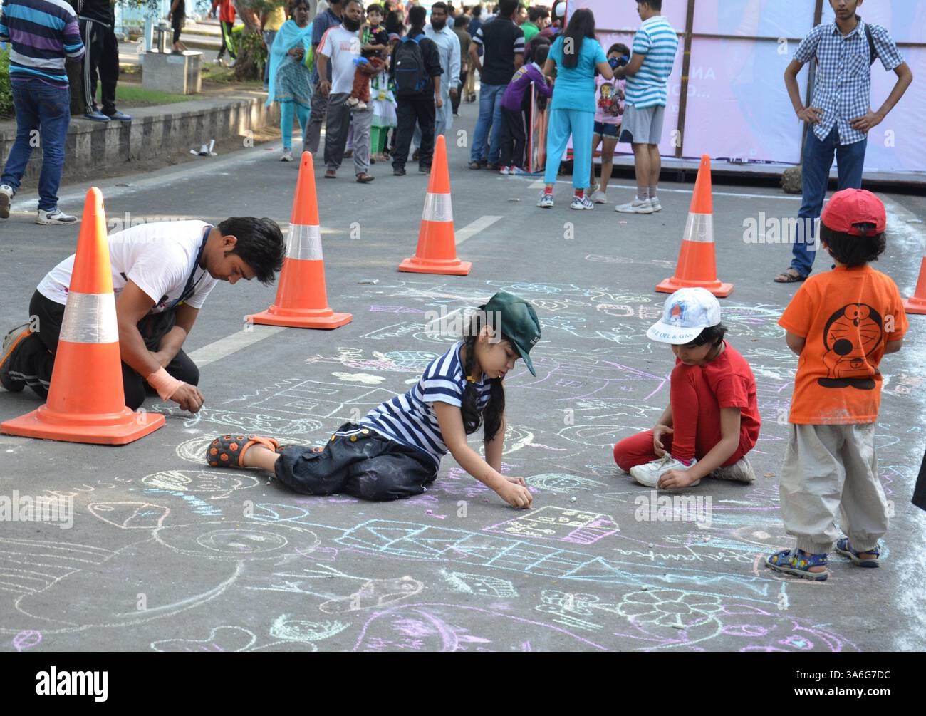 12 ottobre 2014 - Bhopal, India - il Raahgiri Day (giornata pedonale) un evento non motorizzato organizzato domenica a Bhopal presso Boat Club Road. Bhopal Municipal Corporation organizza questo evento ogni domenica con l'ingresso di veicoli a motore limitato dalle 6 alle 12 del mattino. La gente ama ballare, pattinare, banda di polizia, calcio, cricket, yoga, pittura e altre attività. Il Raahgiri Day è un evento settimanale che chiude le strade della città alle auto per celebrare passeggiate, ciclismo, musica e socializzazione. (Immagine di credito: © Devendra Dube/ZUMA Wire) Foto Stock