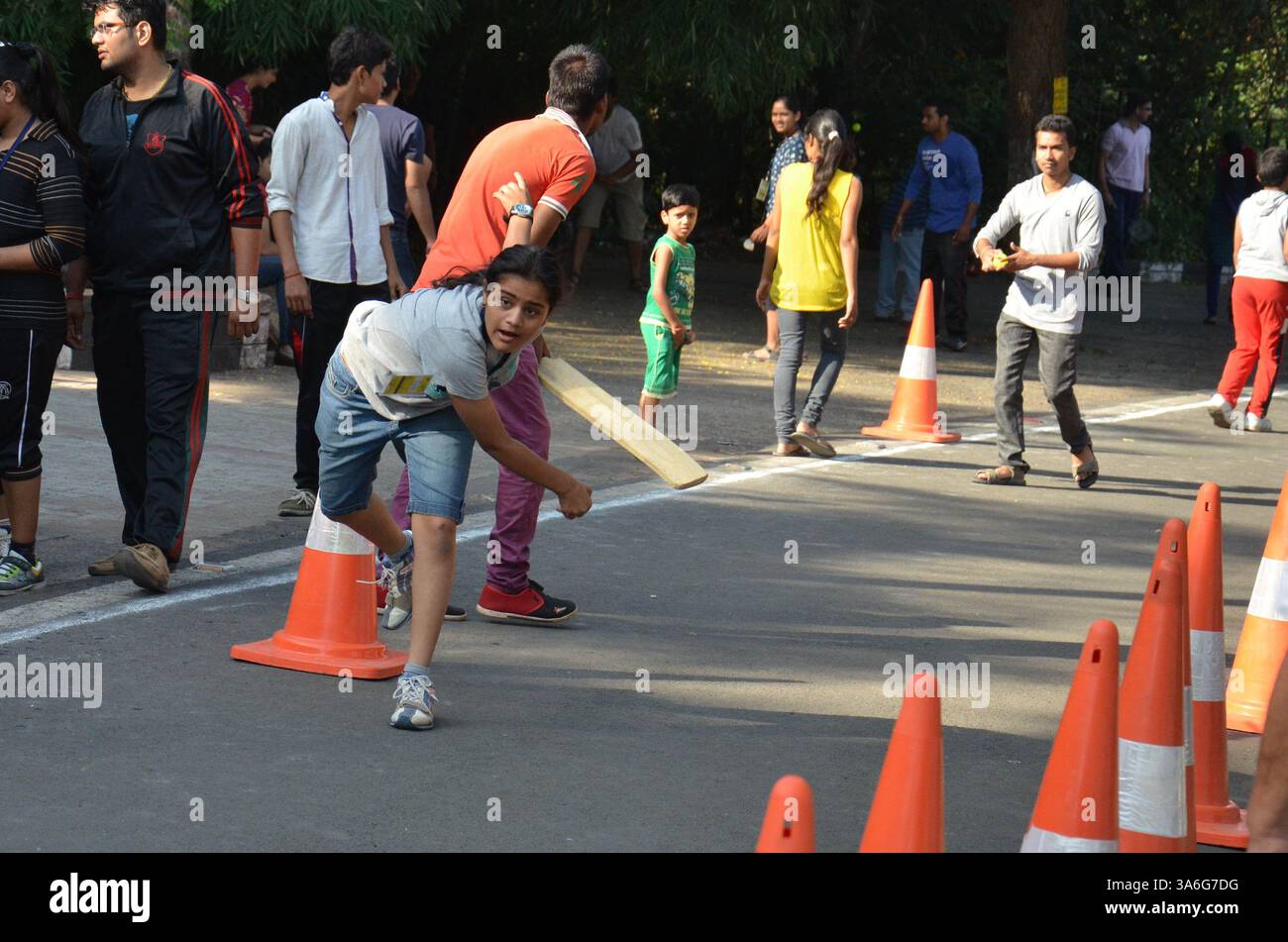 12 ottobre 2014 - Bhopal, India - il Raahgiri Day (giornata pedonale) un evento non motorizzato organizzato domenica a Bhopal presso Boat Club Road. Bhopal Municipal Corporation organizza questo evento ogni domenica con l'ingresso di veicoli a motore limitato dalle 6 alle 12 del mattino. La gente ama ballare, pattinare, banda di polizia, calcio, cricket, yoga, pittura e altre attività. Il Raahgiri Day è un evento settimanale che chiude le strade della città alle auto per celebrare passeggiate, ciclismo, musica e socializzazione. (Immagine di credito: © Devendra Dube/ZUMA Wire) Foto Stock