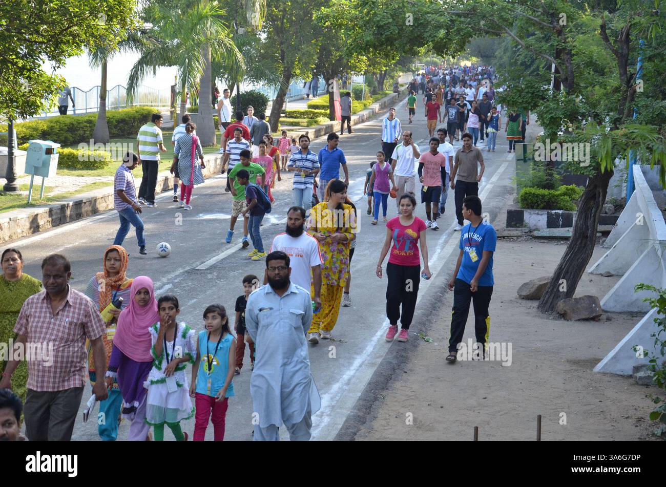12 ottobre 2014 - Bhopal, India - il Raahgiri Day (giornata pedonale) un evento non motorizzato organizzato domenica a Bhopal presso Boat Club Road. Bhopal Municipal Corporation organizza questo evento ogni domenica con l'ingresso di veicoli a motore limitato dalle 6 alle 12 del mattino. La gente ama ballare, pattinare, banda di polizia, calcio, cricket, yoga, pittura e altre attività. Il Raahgiri Day è un evento settimanale che chiude le strade della città alle auto per celebrare passeggiate, ciclismo, musica e socializzazione. (Immagine di credito: © Devendra Dube/ZUMA Wire) Foto Stock