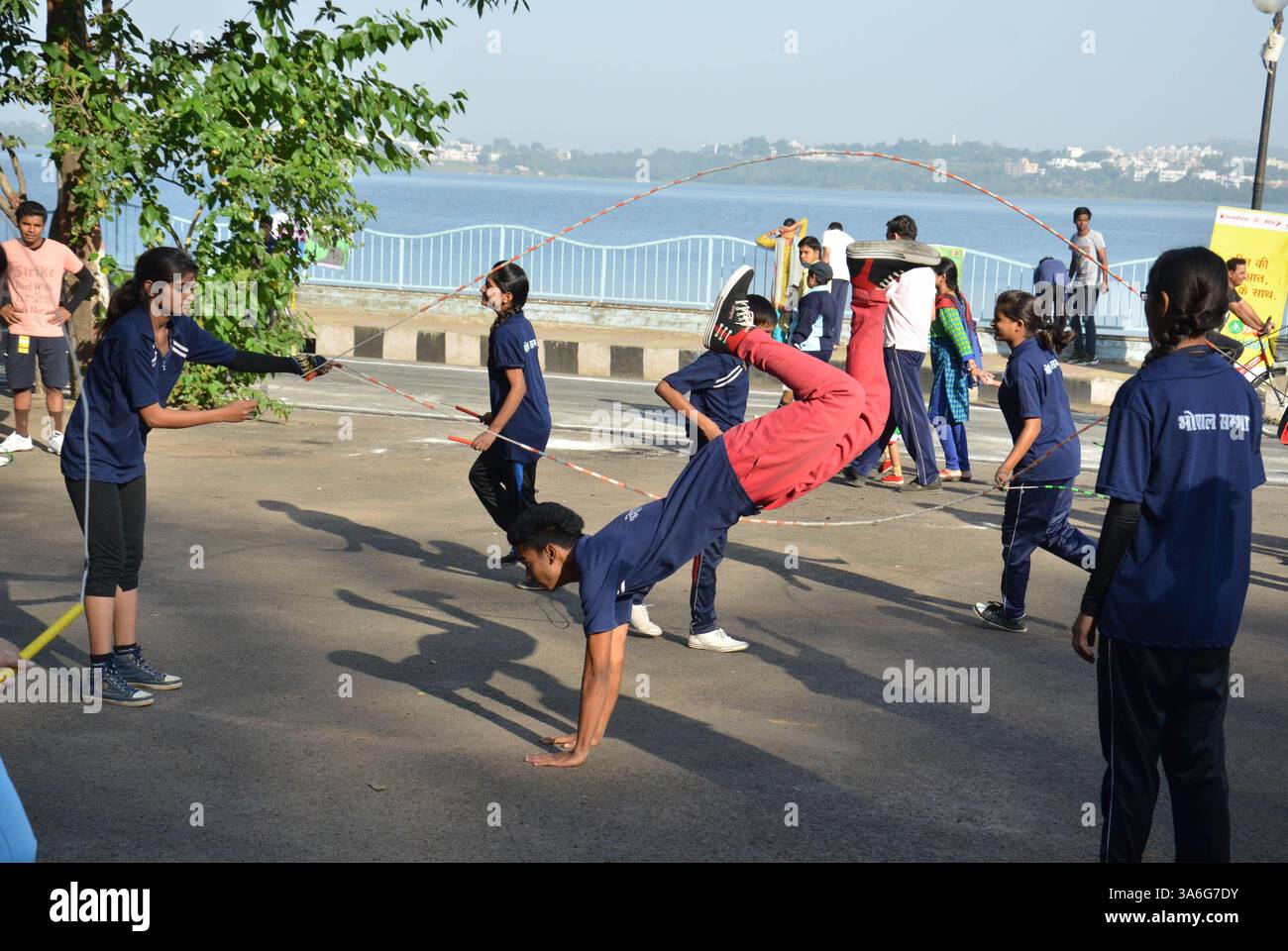 12 ottobre 2014 - Bhopal, India - il Raahgiri Day (giornata pedonale) un evento non motorizzato organizzato domenica a Bhopal presso Boat Club Road. Bhopal Municipal Corporation organizza questo evento ogni domenica con l'ingresso di veicoli a motore limitato dalle 6 alle 12 del mattino. La gente ama ballare, pattinare, banda di polizia, calcio, cricket, yoga, pittura e altre attività. Il Raahgiri Day è un evento settimanale che chiude le strade della città alle auto per celebrare passeggiate, ciclismo, musica e socializzazione. (Immagine di credito: © Devendra Dube/ZUMA Wire) Foto Stock