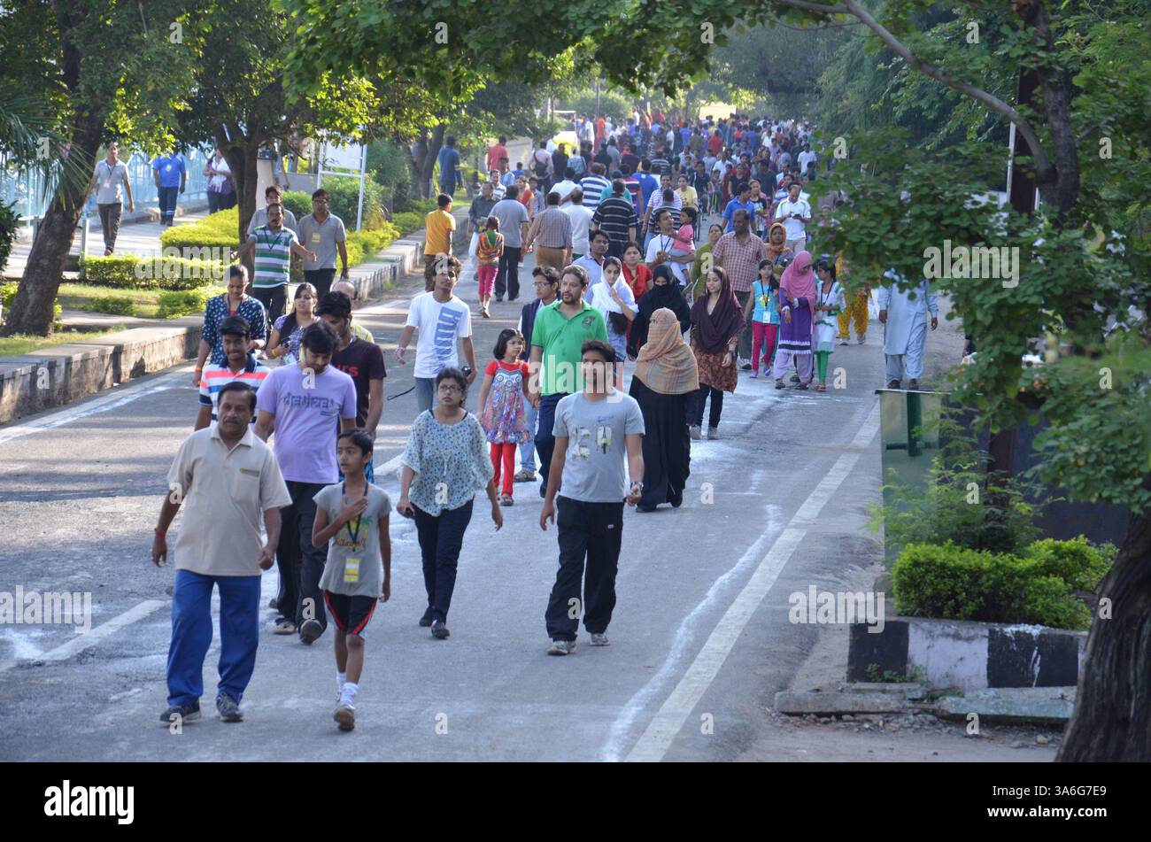 12 ottobre 2014 - Bhopal, India - il Raahgiri Day (giornata pedonale) un evento non motorizzato organizzato domenica a Bhopal presso Boat Club Road. Bhopal Municipal Corporation organizza questo evento ogni domenica con l'ingresso di veicoli a motore limitato dalle 6 alle 12 del mattino. La gente ama ballare, pattinare, banda di polizia, calcio, cricket, yoga, pittura e altre attività. Il Raahgiri Day è un evento settimanale che chiude le strade della città alle auto per celebrare passeggiate, ciclismo, musica e socializzazione. (Immagine di credito: © Devendra Dube/ZUMA Wire) Foto Stock