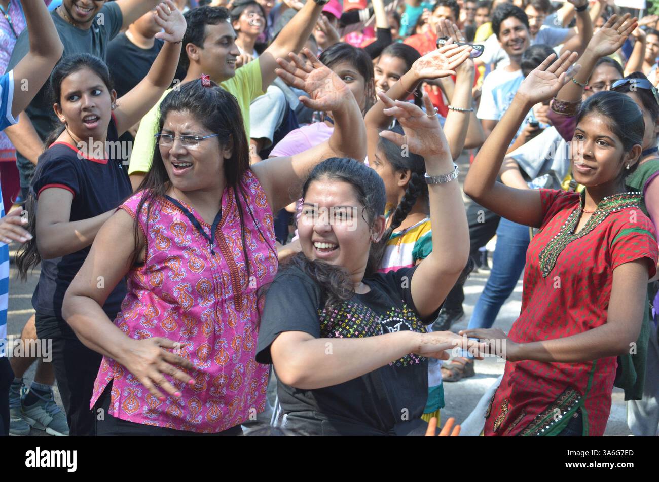 12 ottobre 2014 - Bhopal, India - il Raahgiri Day (giornata pedonale) un evento non motorizzato organizzato domenica a Bhopal presso Boat Club Road. Bhopal Municipal Corporation organizza questo evento ogni domenica con l'ingresso di veicoli a motore limitato dalle 6 alle 12 del mattino. La gente ama ballare, pattinare, banda di polizia, calcio, cricket, yoga, pittura e altre attività. Il Raahgiri Day è un evento settimanale che chiude le strade della città alle auto per celebrare passeggiate, ciclismo, musica e socializzazione. (Immagine di credito: © Devendra Dube/ZUMA Wire) Foto Stock