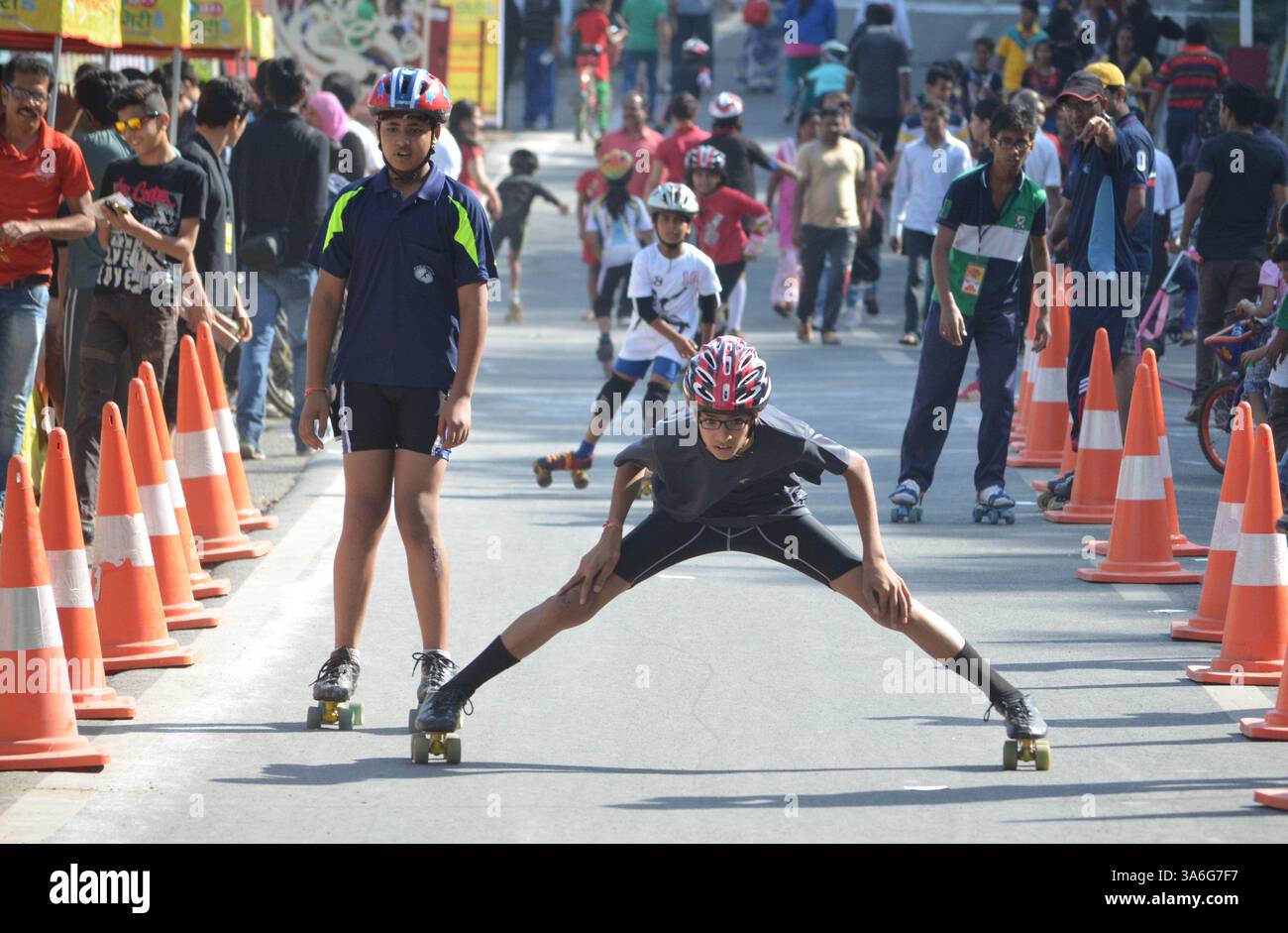 12 ottobre 2014 - Bhopal, India - il Raahgiri Day (giornata pedonale) un evento non motorizzato organizzato domenica a Bhopal presso Boat Club Road. Bhopal Municipal Corporation organizza questo evento ogni domenica con l'ingresso di veicoli a motore limitato dalle 6 alle 12 del mattino. La gente ama ballare, pattinare, banda di polizia, calcio, cricket, yoga, pittura e altre attività. Il Raahgiri Day è un evento settimanale che chiude le strade della città alle auto per celebrare passeggiate, ciclismo, musica e socializzazione. (Immagine di credito: © Devendra Dube/ZUMA Wire) Foto Stock