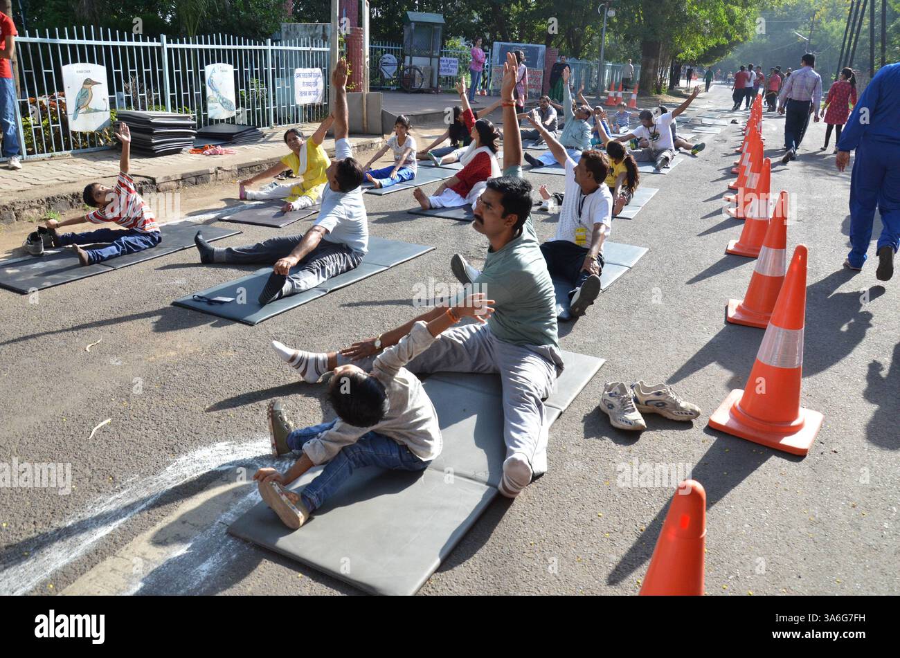12 ottobre 2014 - Bhopal, India - il Raahgiri Day (giornata pedonale) un evento non motorizzato organizzato domenica a Bhopal presso Boat Club Road. Bhopal Municipal Corporation organizza questo evento ogni domenica con l'ingresso di veicoli a motore limitato dalle 6 alle 12 del mattino. La gente ama ballare, pattinare, banda di polizia, calcio, cricket, yoga, pittura e altre attività. Il Raahgiri Day è un evento settimanale che chiude le strade della città alle auto per celebrare passeggiate, ciclismo, musica e socializzazione. (Immagine di credito: © Devendra Dube/ZUMA Wire) Foto Stock