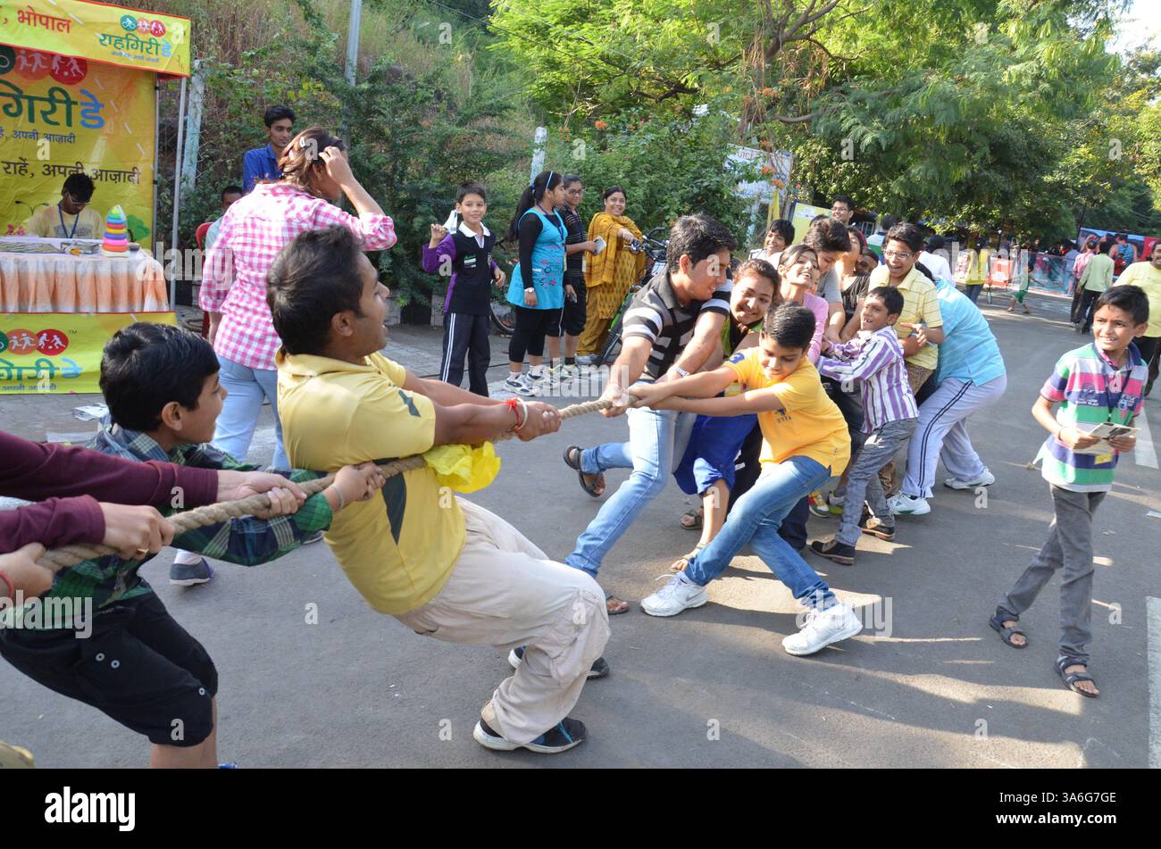 12 ottobre 2014 - Bhopal, India - il Raahgiri Day (giornata pedonale) un evento non motorizzato organizzato domenica a Bhopal presso Boat Club Road. Bhopal Municipal Corporation organizza questo evento ogni domenica con l'ingresso di veicoli a motore limitato dalle 6 alle 12 del mattino. La gente ama ballare, pattinare, banda di polizia, calcio, cricket, yoga, pittura e altre attività. Il Raahgiri Day è un evento settimanale che chiude le strade della città alle auto per celebrare passeggiate, ciclismo, musica e socializzazione. (Immagine di credito: © Devendra Dube/ZUMA Wire) Foto Stock