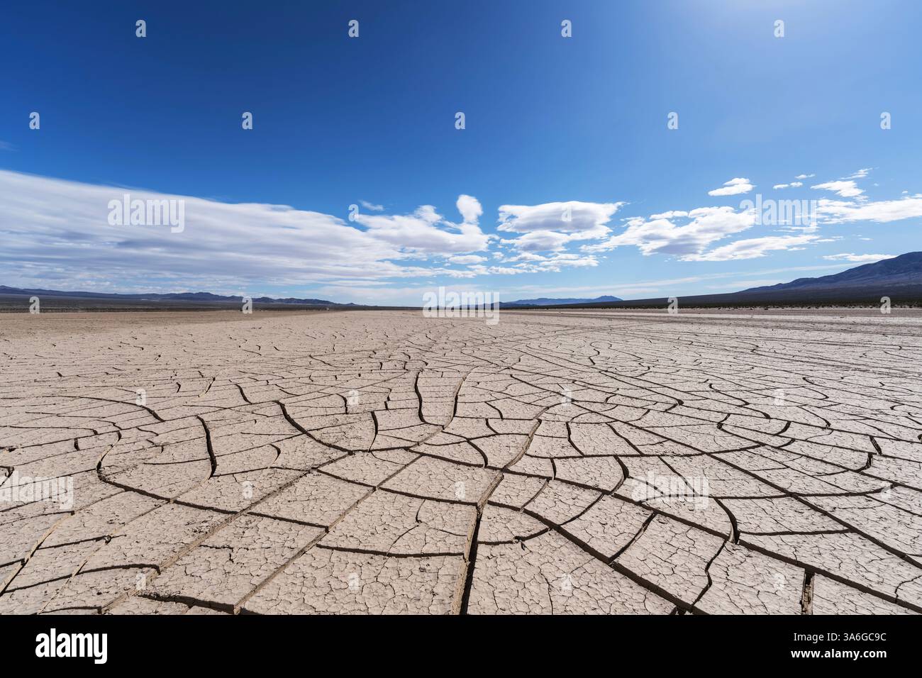 Area craccata della Death Valley distese di fango nel deserto del Mojave in California. Foto Stock