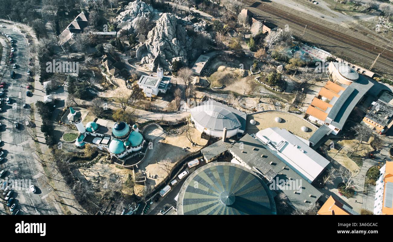 Una splendida vista aerea di un colorato parco divertimenti con varie attrazioni e infrastrutture Foto Stock