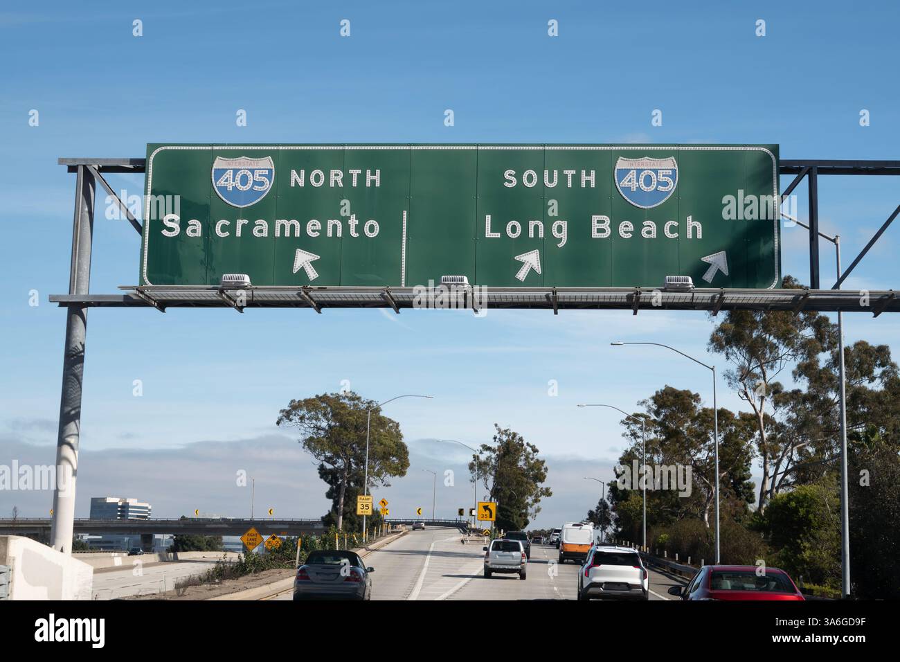 La rampa della superstrada di Los Angeles indica la superstrada di Santa Monica 10 e lo svincolo della superstrada di San Diego 405. Foto Stock