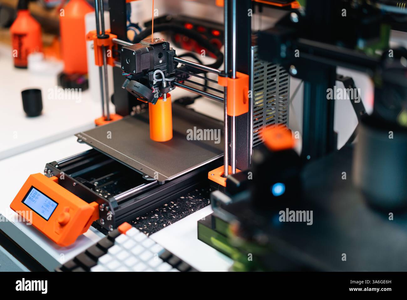stampante 3d progettazione di prototipi oggetti stampati per la casa laboratorio interno per officina colore arancione ovale Foto Stock