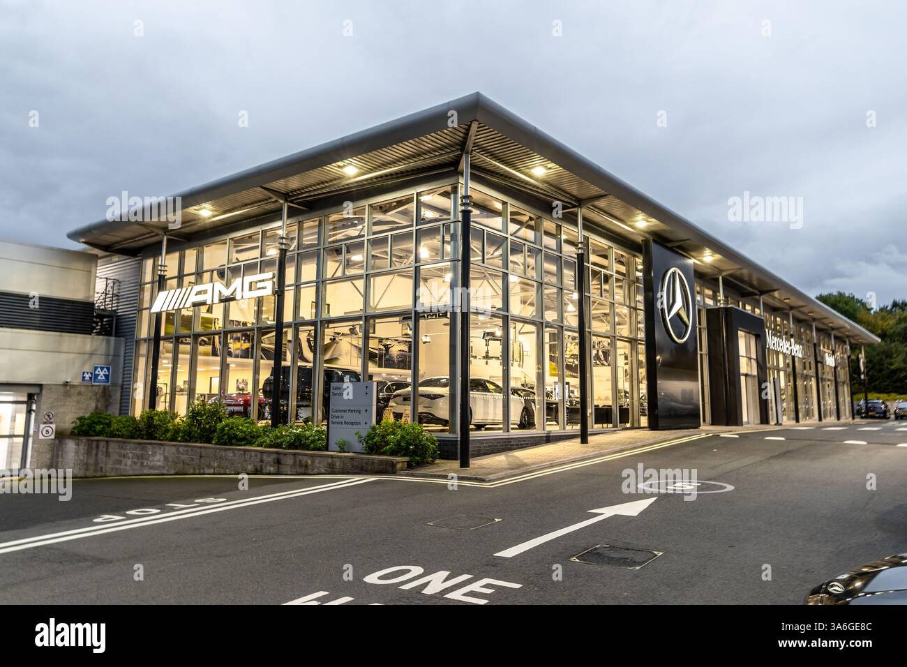 Bristol, Regno Unito - 24 ottobre 2023: Edificio della concessionaria Mercedes-Benz con il logo di notte. Salone automobilistico tedesco, veicoli di lusso Foto Stock