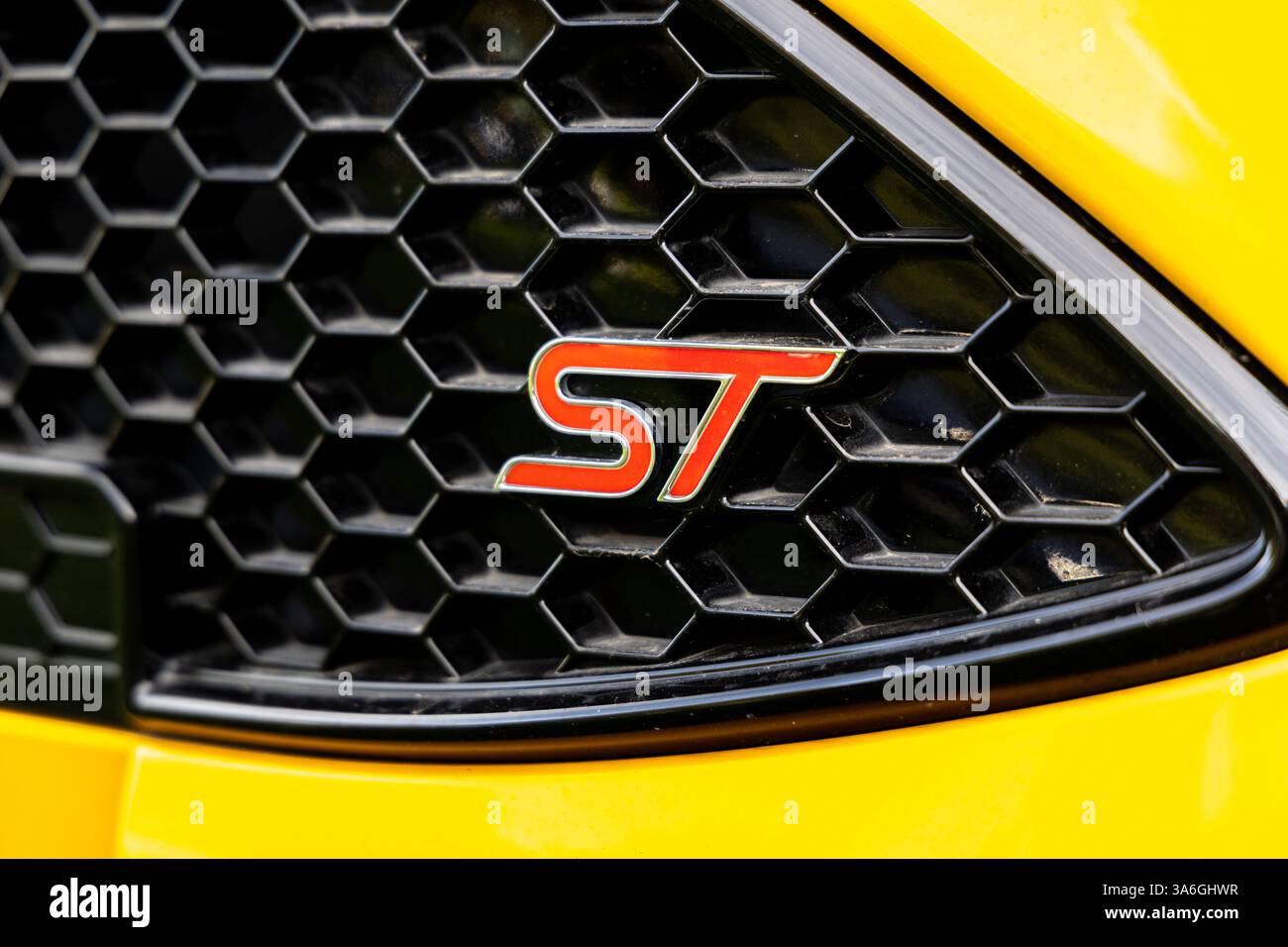 Bristol, Regno Unito - 8 ottobre 2023: Logo giallo Ford Focus ST. Foto Stock