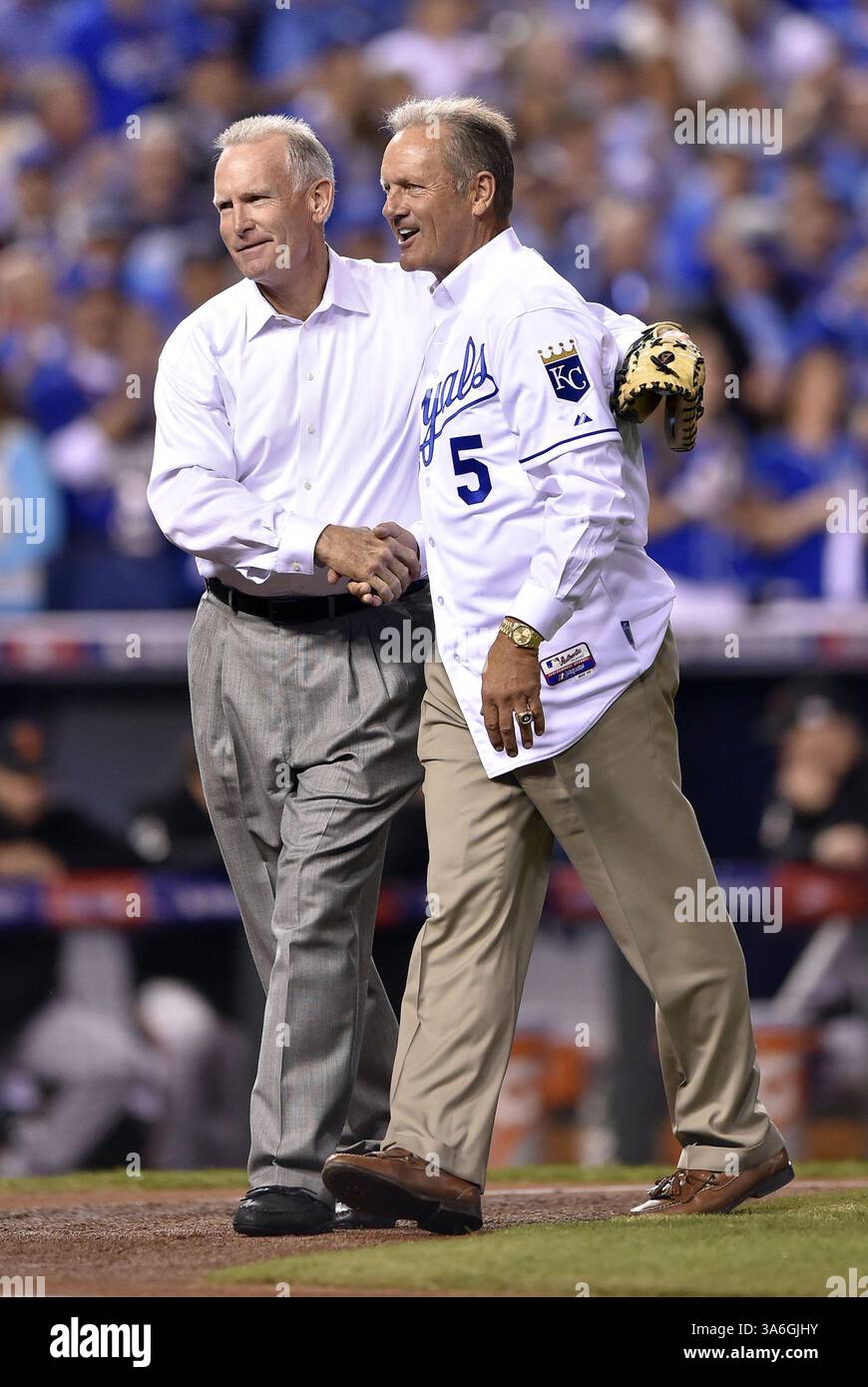 22 ottobre 2014 - Kansas City, MO, USA - l'ex ricevitore dei Kansas City Royals John Wathan stringe la mano all'ex terza base dei Royals George Brett dopo che la coppia ha cospirato per gettare fuori il primo campo cerimoniale in gara 2 delle World Series al Kauffman Stadium di Kansas City, Mo., mercoledì 22 ottobre 2014. (Immagine di credito: © John Sleezer/TNS/ZUMA Wire) Foto Stock