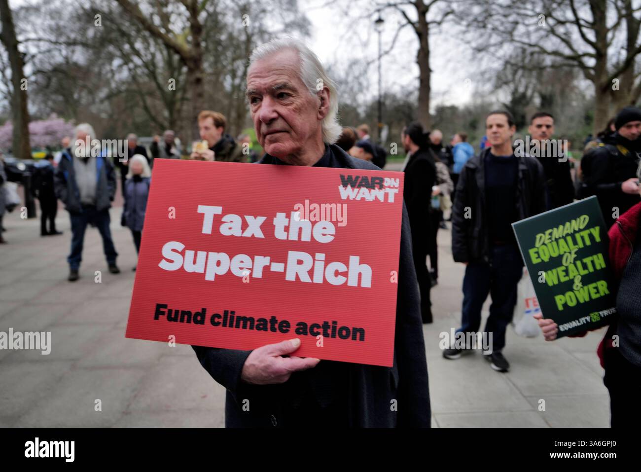 Tax la protesta super-ricca a Londra i manifestanti si riuniscono fuori dal Tesoro britannico a Londra per il Tax the Super-Rich Rally, chiedendo tasse più alte su individui e società facoltose. Organizzata da più gruppi di difesa, la dimostrazione chiede riforme economiche per affrontare la disuguaglianza di ricchezza e finanziare i servizi pubblici. Gli attivisti sostengono che l'attuale sistema fiscale avvantaggia i più ricchi a spese dei cittadini comuni, esortando i politici ad attuare politiche fiscali più eque. La protesta fa parte di un movimento più ampio che spinge per la giustizia sociale ed economica. Londra Inghilterra Regno Unito Foto Stock