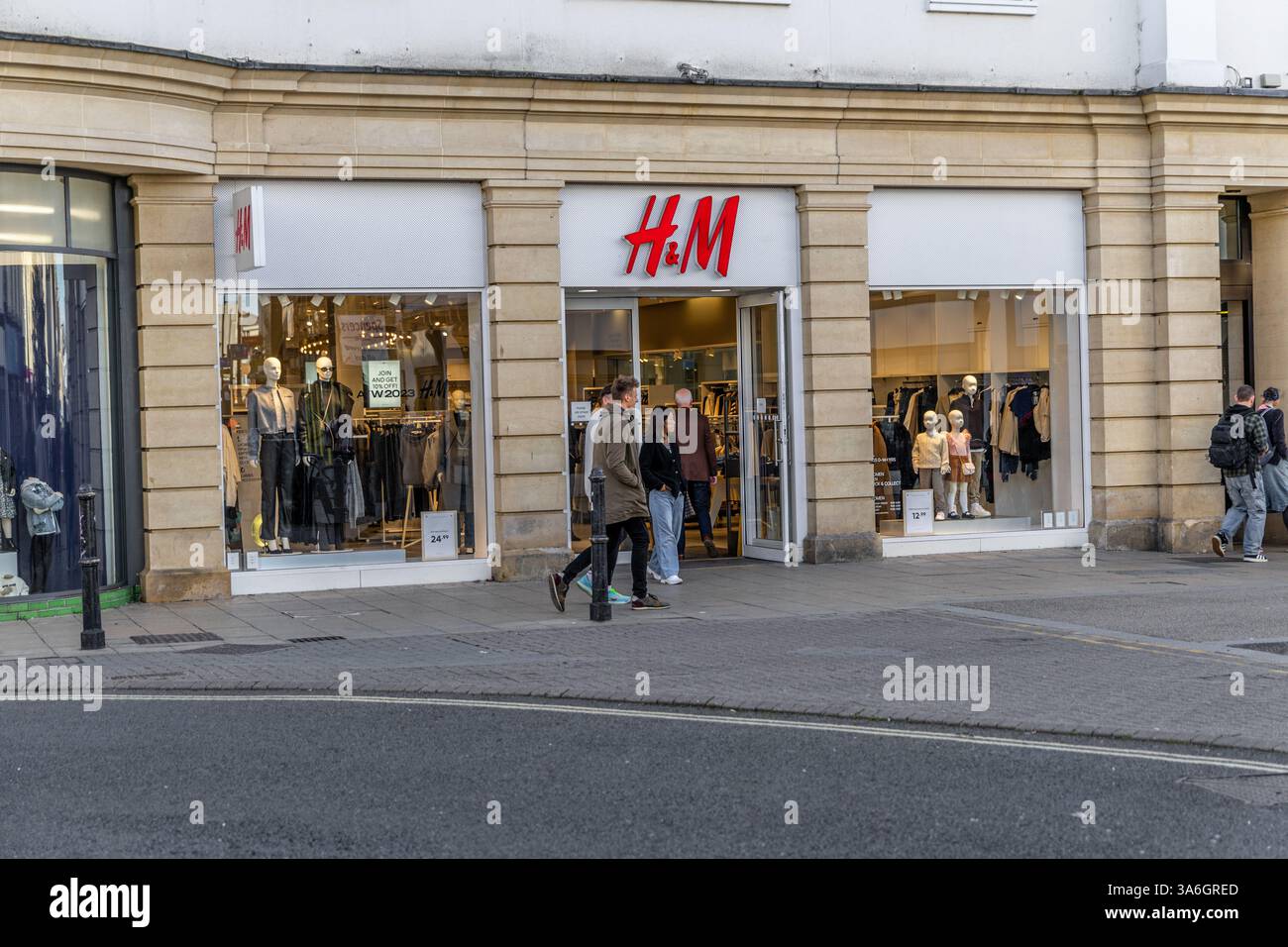 Cheltenham, Regno Unito - 15 ottobre 2023: Vetrina H and M a Cheltenham HighStreet Foto Stock