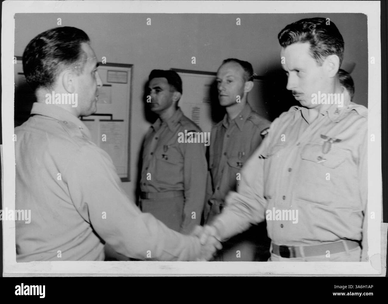 Il tenente colonnello Peterson è congratulato con il generale di brigata Whitten per aver ricevuto la Bronze Star Medal per il servizio meritorio. Foto Stock