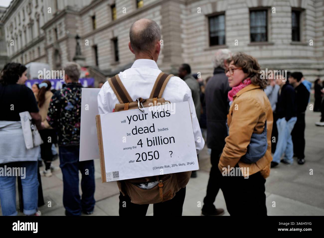 DATA RECORD NON DICHIARATA Tax la protesta Super-Rich a Londra i manifestanti si riuniscono fuori dal Tesoro britannico a Londra per il Tax the Super-Rich Rally, chiedendo tasse più alte su individui e società ricchi. Organizzata da più gruppi di difesa, la dimostrazione chiede riforme economiche per affrontare la disuguaglianza di ricchezza e finanziare i servizi pubblici. Gli attivisti sostengono che l'attuale sistema fiscale avvantaggia i più ricchi a spese dei cittadini comuni, esortando i politici ad attuare politiche fiscali più eque. La protesta fa parte di un movimento più ampio che spinge per la giustizia sociale ed economica. Londra Foto Stock