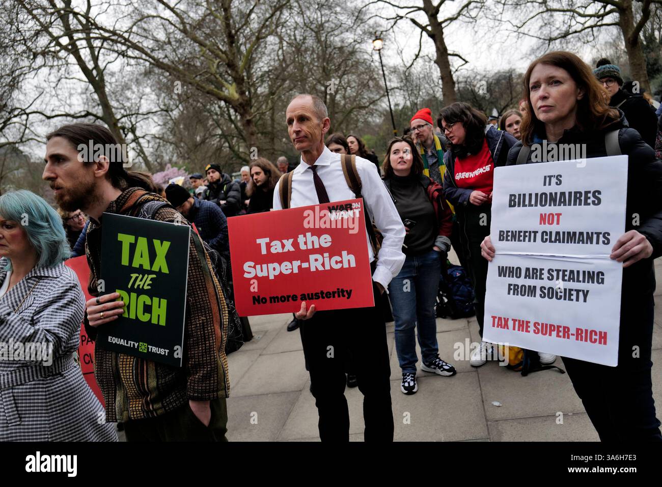 DATA RECORD NON DICHIARATA Tax la protesta Super-Rich a Londra i manifestanti si riuniscono fuori dal Tesoro britannico a Londra per il Tax the Super-Rich Rally, chiedendo tasse più alte su individui e società ricchi. Organizzata da più gruppi di difesa, la dimostrazione chiede riforme economiche per affrontare la disuguaglianza di ricchezza e finanziare i servizi pubblici. Gli attivisti sostengono che l'attuale sistema fiscale avvantaggia i più ricchi a spese dei cittadini comuni, esortando i politici ad attuare politiche fiscali più eque. La protesta fa parte di un movimento più ampio che spinge per la giustizia sociale ed economica. Londra Foto Stock