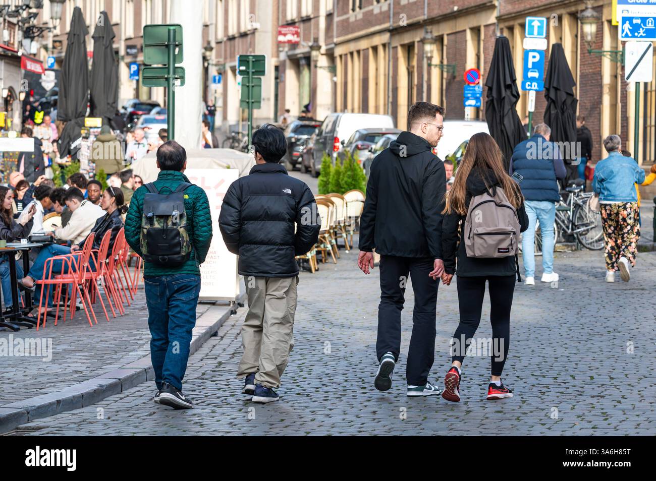 Turisti che camminano a MarchÃ aux herbes o Grasmarkt, una storica piazza del mercato nella città vecchia di Bruxelles, Belgio, 23 marzo 2025 Foto Stock