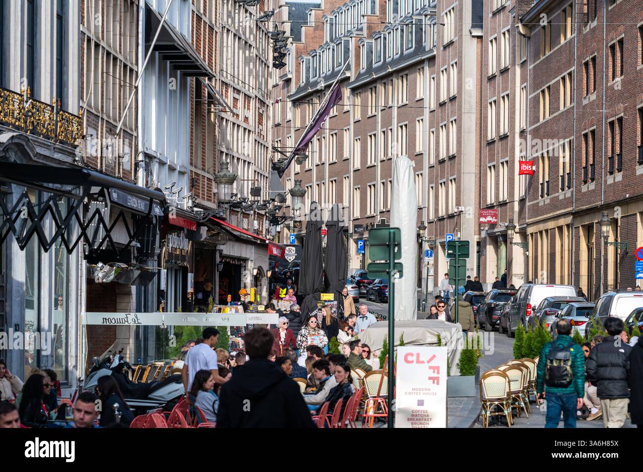 Turisti che camminano a MarchÃ aux herbes o Grasmarkt, una storica piazza del mercato nella città vecchia di Bruxelles, Belgio, 23 marzo 2025 Foto Stock