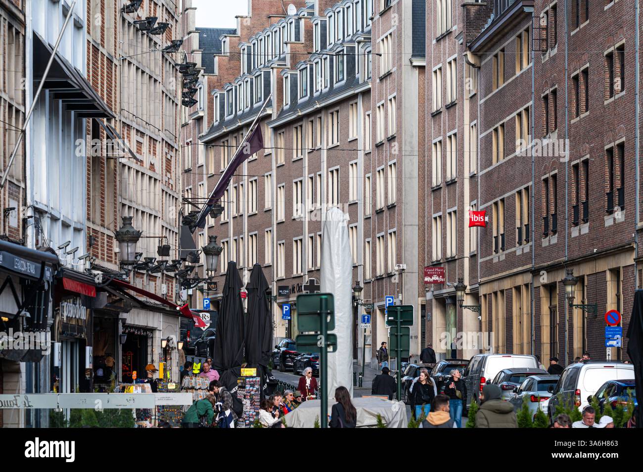 Turisti che camminano a MarchÃ aux herbes o Grasmarkt, una storica piazza del mercato nella città vecchia di Bruxelles, Belgio, 23 marzo 2025 Foto Stock