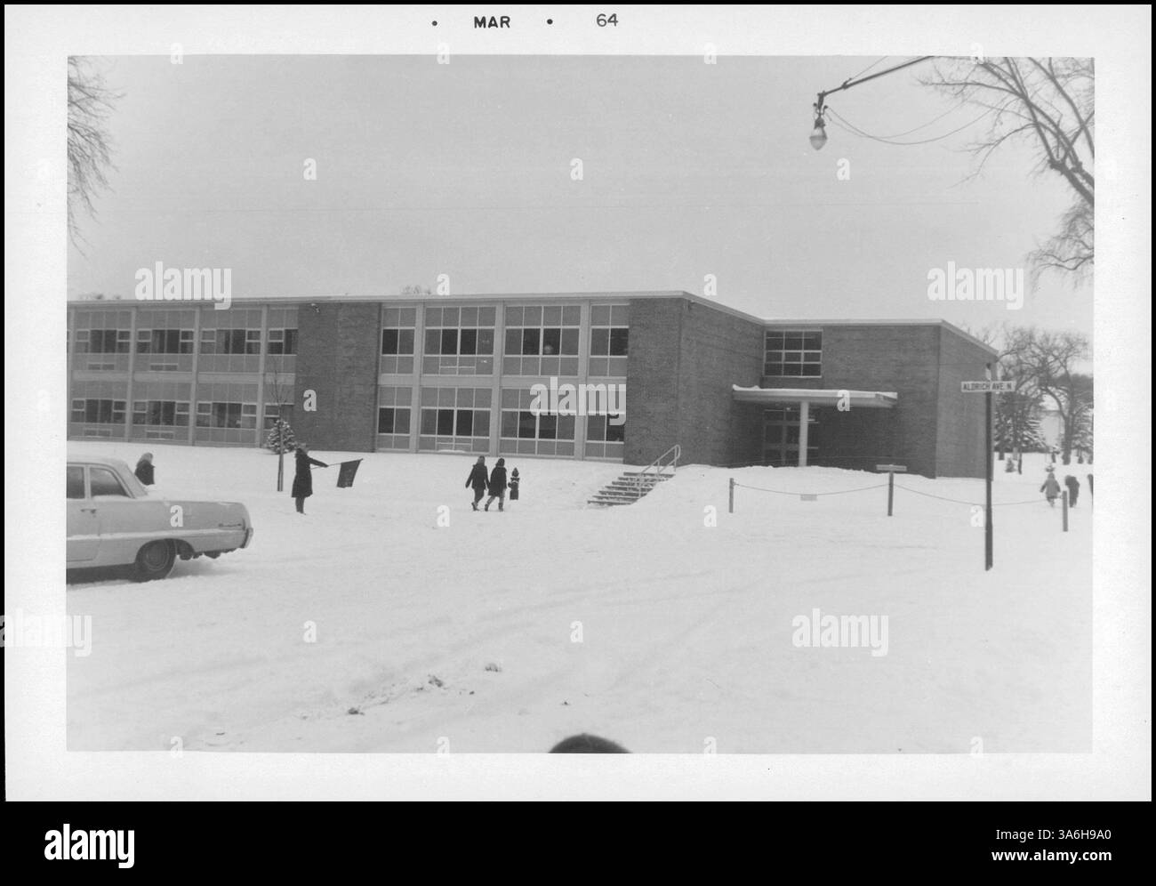 L'aggiunta alla Hall Elementary School è stata completata nel 1963, fornendo sei aule, una sala conferenze e una sala conferenze, progettata per facilitare ambienti di apprendimento più interattivi e informali. Foto Stock