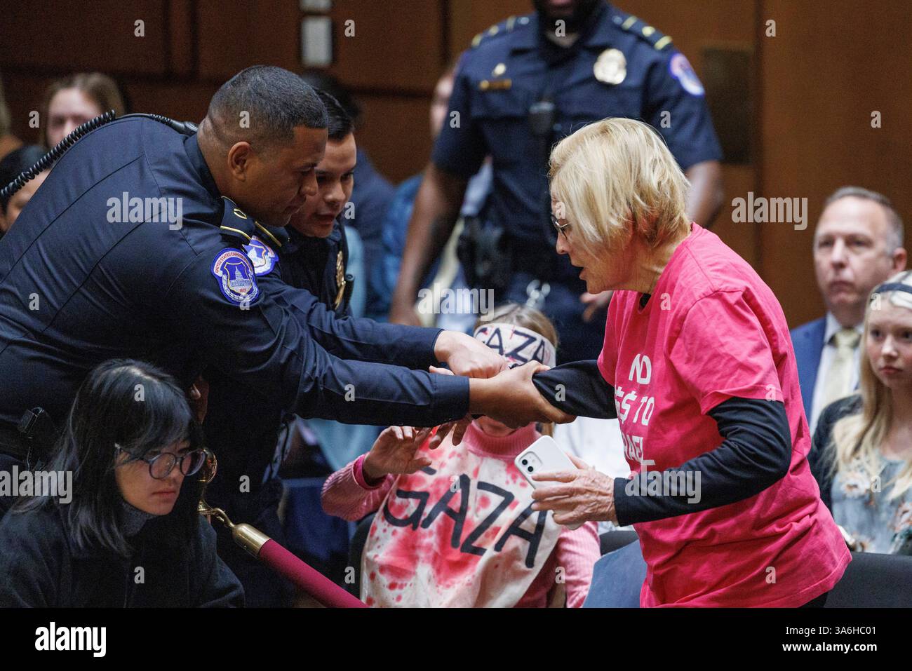 I manifestanti di Codepink interrompono un'audizione del Comitato di Intelligence del Senato presso l'Hart Senate Office Building a Washington DC martedì 25 marzo 2025. Tulsi Gabbard e il direttore della CIA John Ratcliffe furono tra i membri di una chat di gruppo Signal che discusse dei piani di guerra che inavvertitamente includevano il caporedattore della rivista Atlantic. (Foto di Aaron Schwartz/Sipa USA) credito: SIPA USA/Alamy Live News Foto Stock