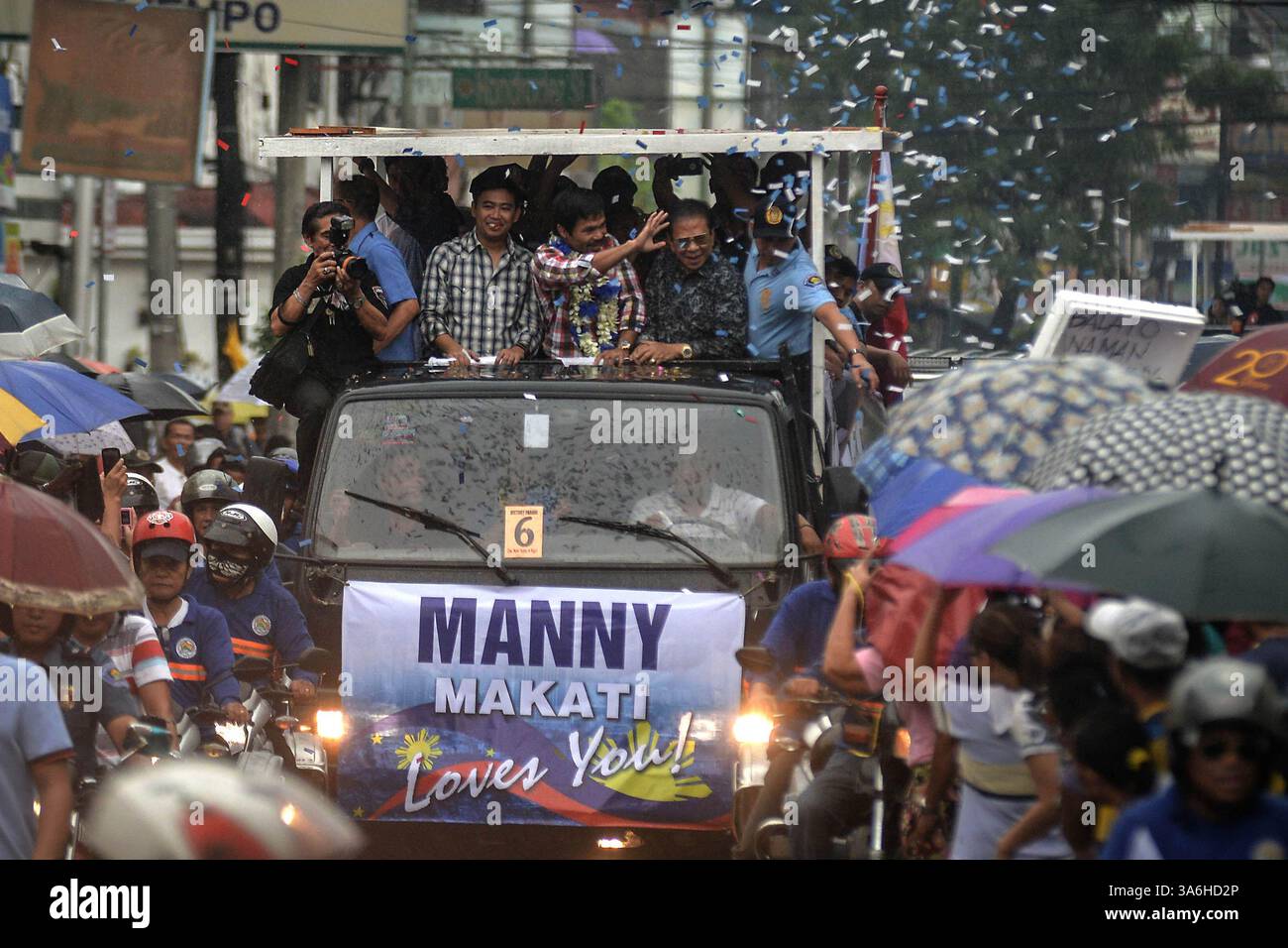 27 novembre 2014 - Makati, Filippine - l'icona della boxe filippina MANNY PACQUIAO onda i tifosi durante una sfilata di vittorie per celebrare la sua vittoria su Chris Algieri, nella città di Makati, Metro Manila, Filippine, 27 novembre, 2014. l'icona di pugilato Manny Pacquiao è tornato a festeggiare allegramente nelle Filippine dopo la sua vittoria sul pugile americano Chris Algieri nel loro WBO welterweight Boxing match a Macao. (Immagine di credito: © Ezra Acayan/ZUMA Wire) Foto Stock