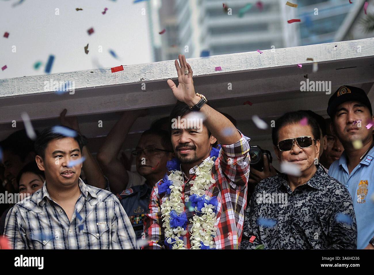 27 novembre 2014 - Makati, Filippine - l'icona della boxe filippina MANNY PACQUIAO onda i tifosi durante una sfilata di vittorie per celebrare la sua vittoria su Chris Algieri, nella città di Makati, Metro Manila, Filippine, 27 novembre, 2014. l'icona di pugilato Manny Pacquiao è tornato a festeggiare allegramente nelle Filippine dopo la sua vittoria sul pugile americano Chris Algieri nel loro WBO welterweight Boxing match a Macao. (Immagine di credito: © Ezra Acayan/ZUMA Wire) Foto Stock
