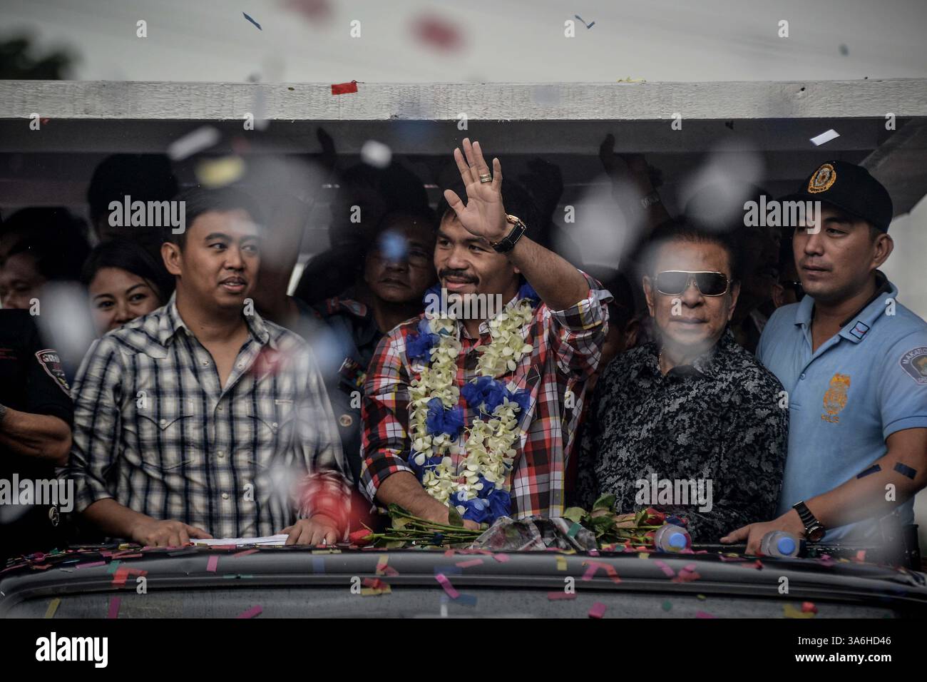 27 novembre 2014 - Makati, Filippine - l'icona della boxe filippina MANNY PACQUIAO onda i tifosi durante una sfilata di vittorie per celebrare la sua vittoria su Chris Algieri, nella città di Makati, Metro Manila, Filippine, 27 novembre, 2014. l'icona di pugilato Manny Pacquiao è tornato a festeggiare allegramente nelle Filippine dopo la sua vittoria sul pugile americano Chris Algieri nel loro WBO welterweight Boxing match a Macao. (Immagine di credito: © Ezra Acayan/ZUMA Wire) Foto Stock