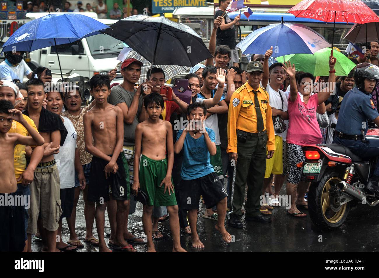 27 novembre 2014 - Makati, Filippine - i fan dell'icona della boxe filippina Manny Pacquiao aspettano che il suo corteo arrivi durante una sfilata di vittorie per celebrare la sua vittoria su Chris Algieri, nella città di Makati, Metro Manila, Filippine, 27 novembre, 2014. l'icona di pugilato Manny Pacquiao è tornato a festeggiare allegramente nelle Filippine dopo la sua vittoria sul pugile americano Chris Algieri nel loro WBO welterweight Boxing match a Macao. (Immagine di credito: © Ezra Acayan/ZUMA Wire) Foto Stock