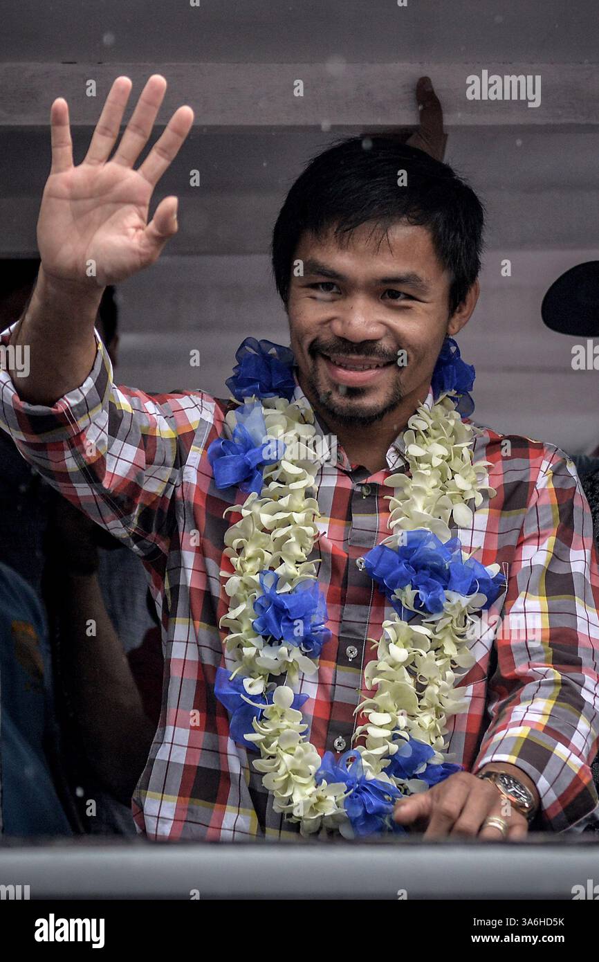 27 novembre 2014 - Makati, Filippine - l'icona della boxe filippina MANNY PACQUIAO onda i tifosi durante una sfilata di vittorie per celebrare la sua vittoria su Chris Algieri, nella città di Makati, Metro Manila, Filippine, 27 novembre, 2014. l'icona di pugilato Manny Pacquiao è tornato a festeggiare allegramente nelle Filippine dopo la sua vittoria sul pugile americano Chris Algieri nel loro WBO welterweight Boxing match a Macao. (Immagine di credito: © Ezra Acayan/ZUMA Wire) Foto Stock