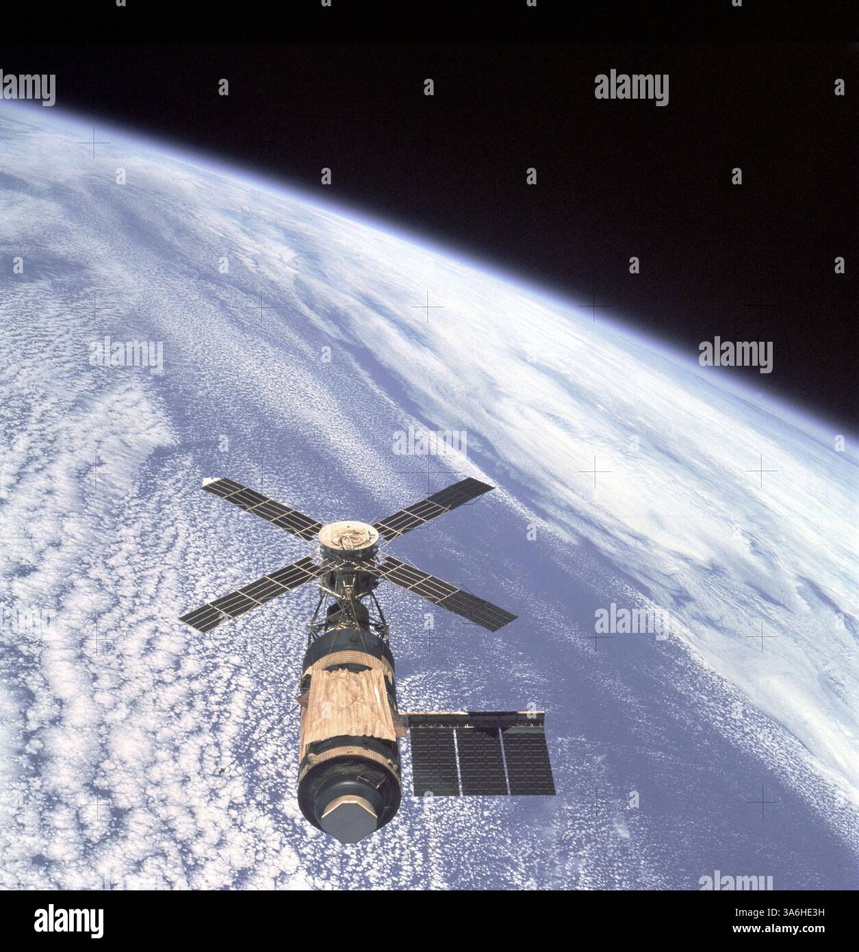 5 dicembre 2014 - Skylab e Earth Limb. Una vista dall'alto dello Skylab Orbital Workshop in orbita terrestre come fotografato dai moduli di comando e servizio Skylab 4 durante il volo finale dal CSM prima di tornare a casa. La stazione spaziale è in contrasto con la Terra blu pallido. Durante il lancio il 14 maggio 1973, circa 63 secondi dopo il volo, lo scudo micrometeore dell'Orbital Workshop (OWS) ha subito un fallimento che lo ha causato essere intrappolato nel flusso d'aria supersonico durante la salita. Questo ha strappato lo scudo dall'OWS e ha danneggiato i punti di ancoraggio che hanno fissato uno degli array solari Foto Stock