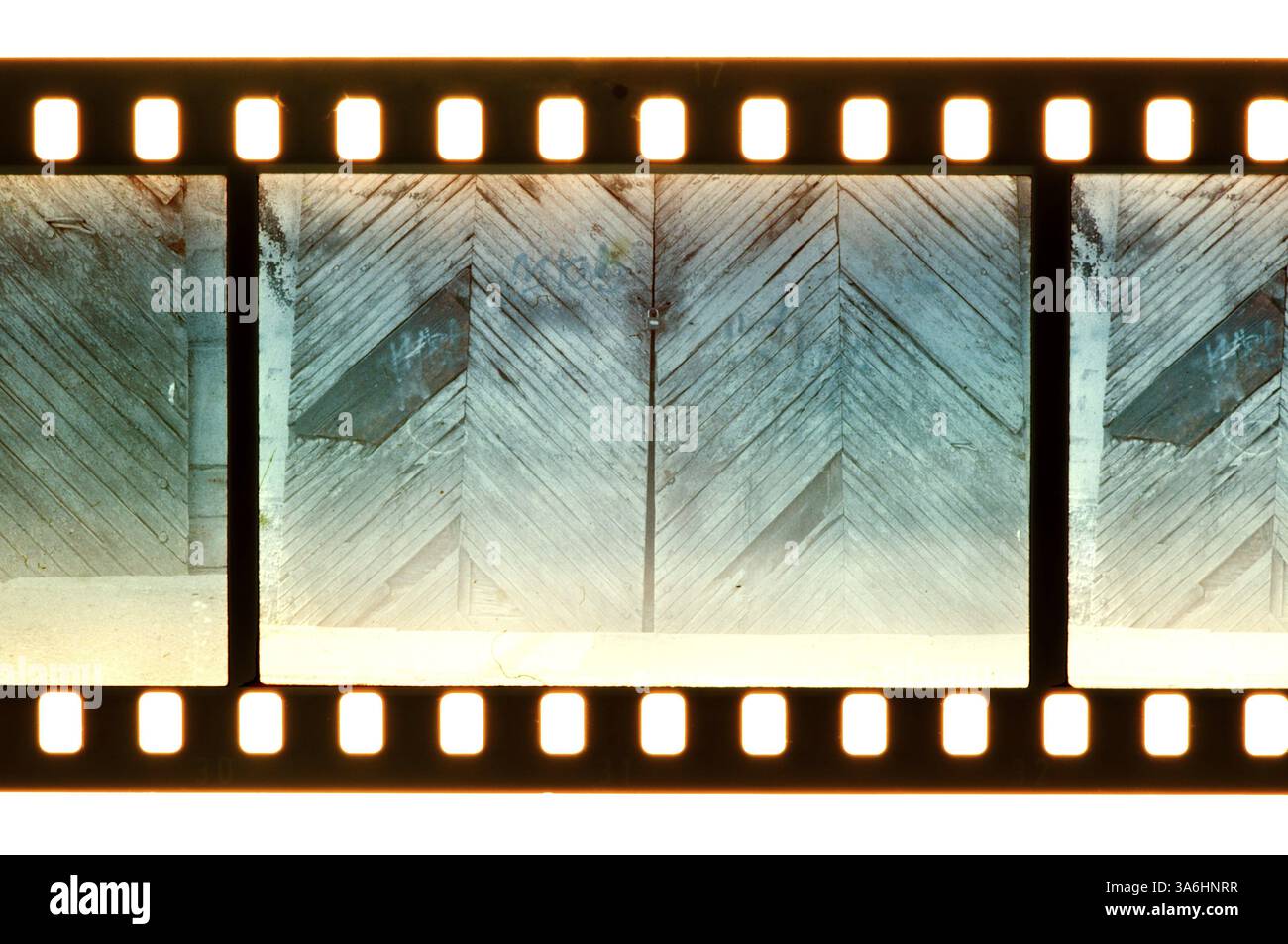 Vintage porta e parete sulla striscia di pellicola. Vera pellicola fotografica Foto Stock